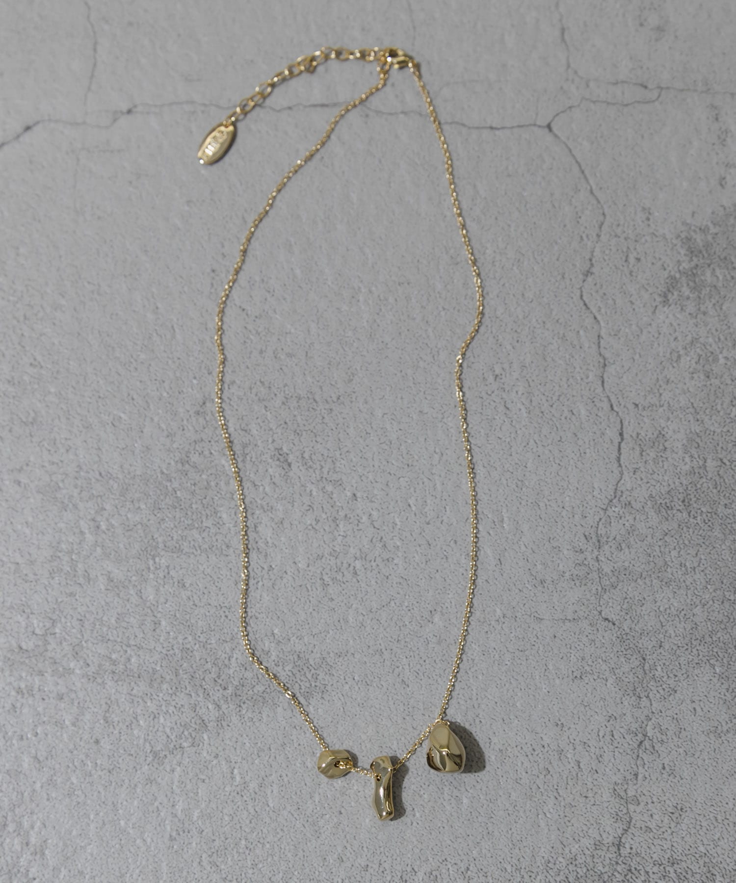 スリーニュアンストップネックレス GLD -