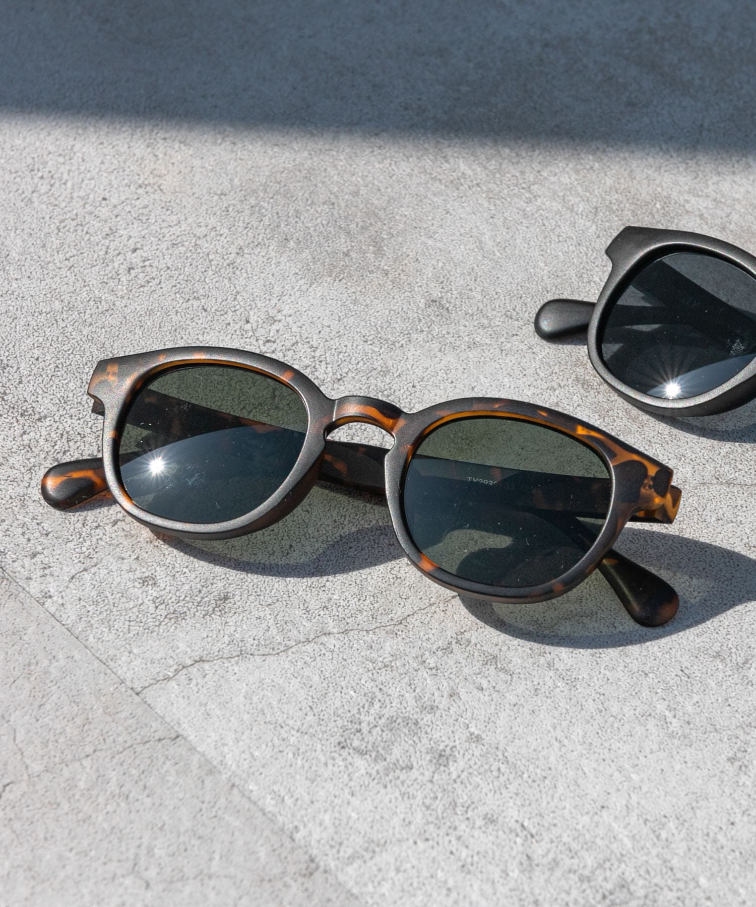 【DEMI】可視光線透過率：12% / 紫外線透過率：1%未満