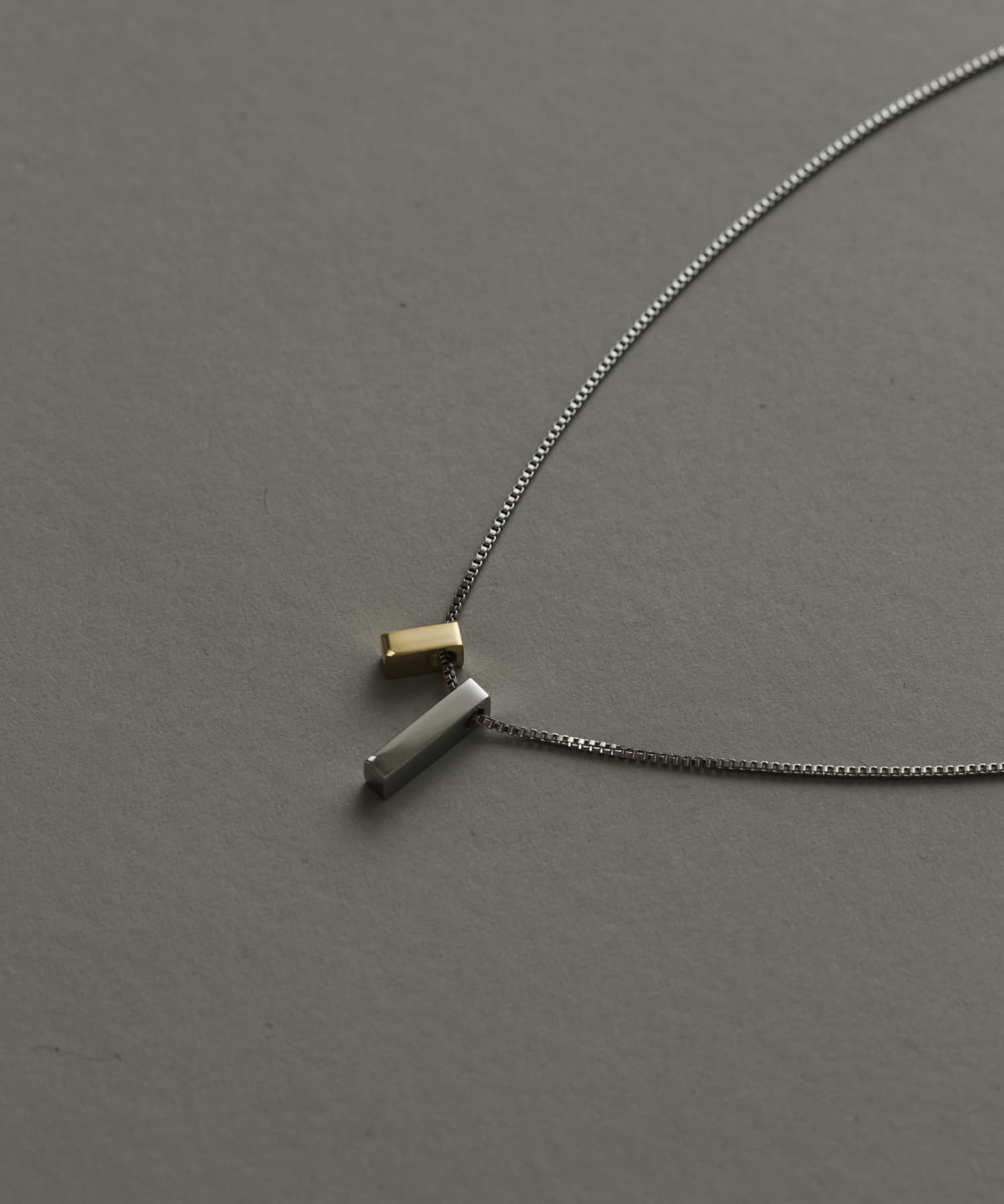 ステンレスコンビトップスクエアネックレス SLV/GLD -