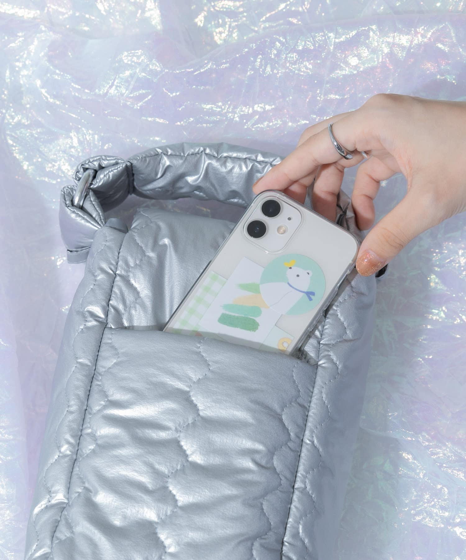 すぐ取り出したいアイテムを出し入れしやすい外ポケット付き。