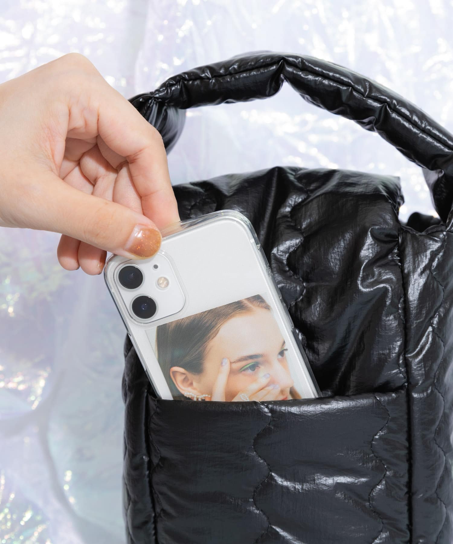 すぐ取り出したいアイテムを出し入れしやすい外ポケット付き。