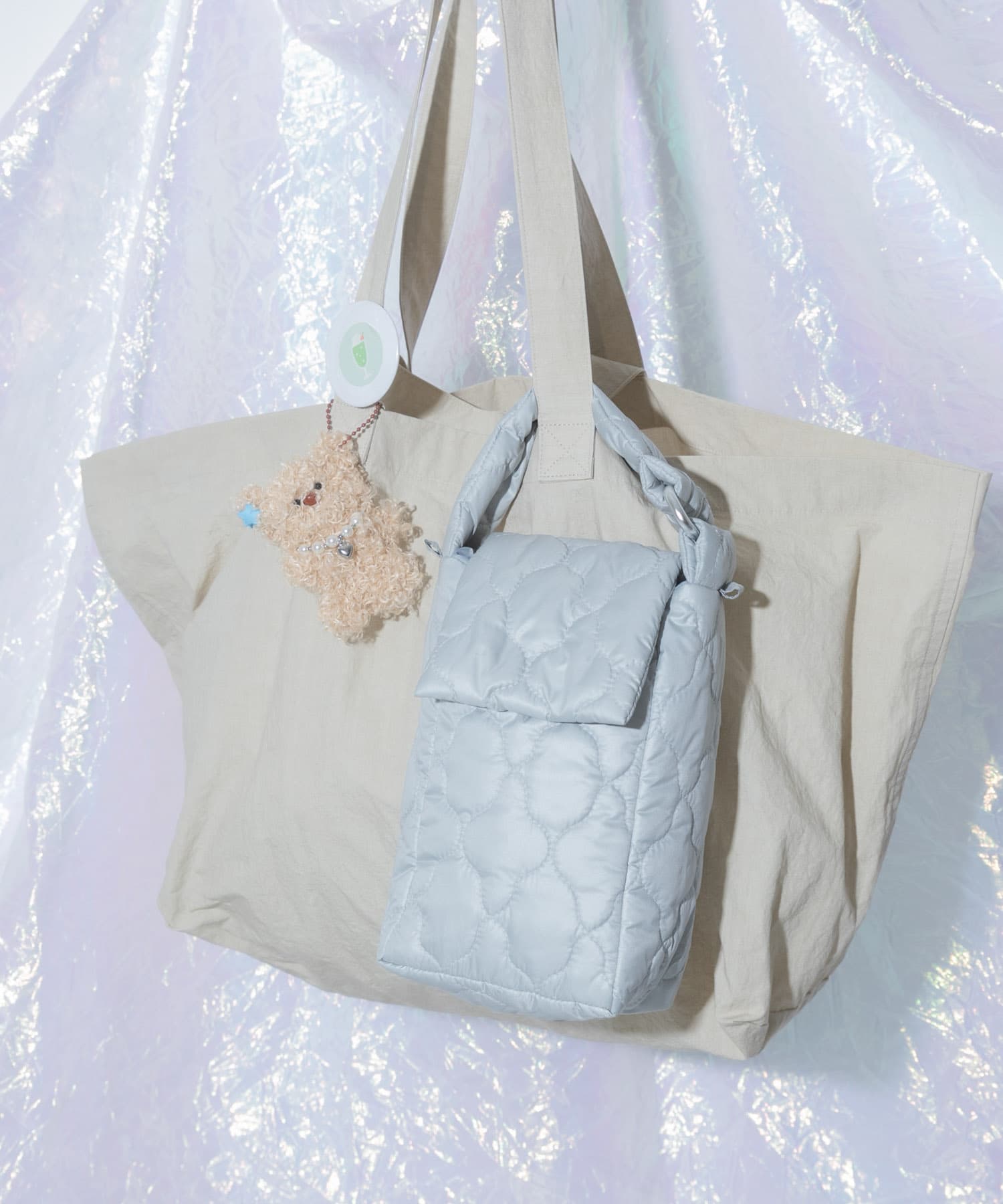 ハンドル部分はカラビナで開閉可能なので、大き目のバッグに取り付けてもOK