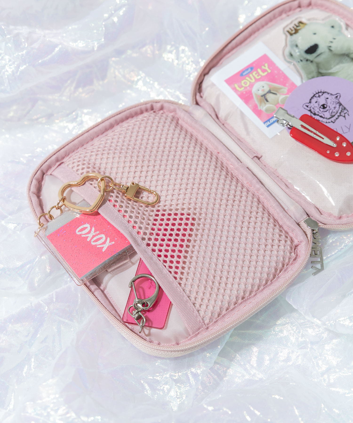 厚みのある推しグッズも出し入れしやすいメッシュポケット付き。