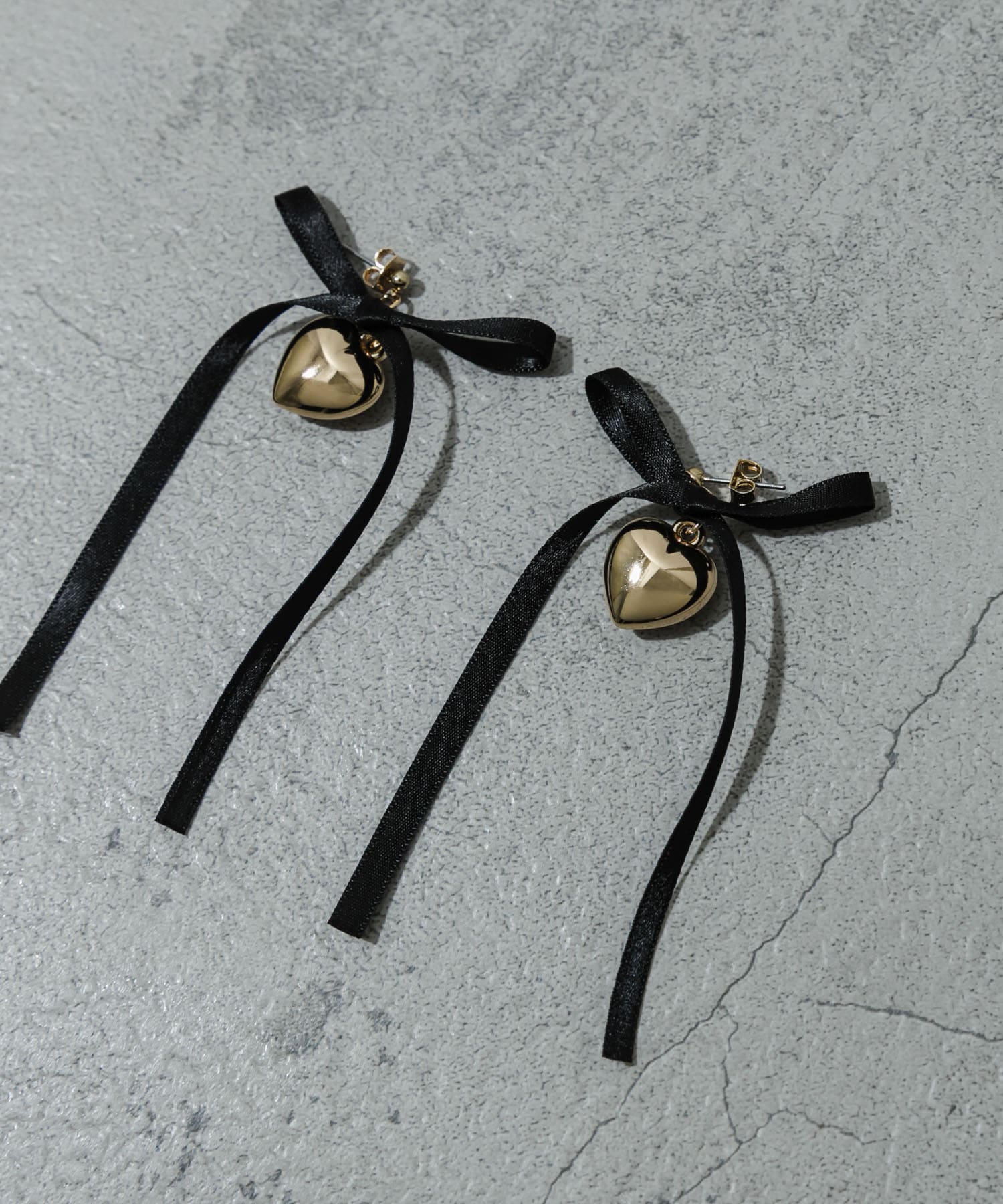 サテンリボンハートピアス GLD/BLK -