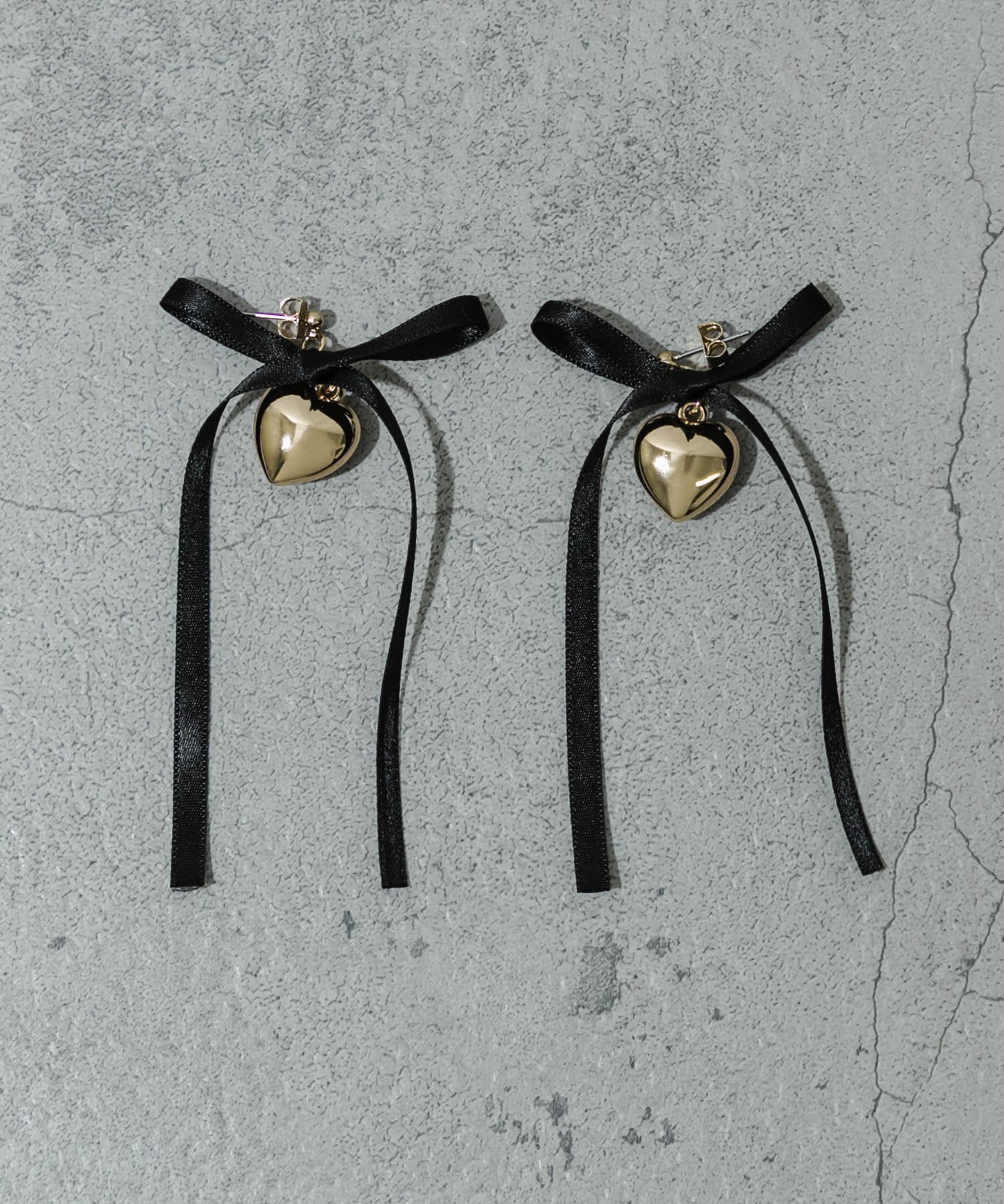 サテンリボンハートピアス GLD/BLK -