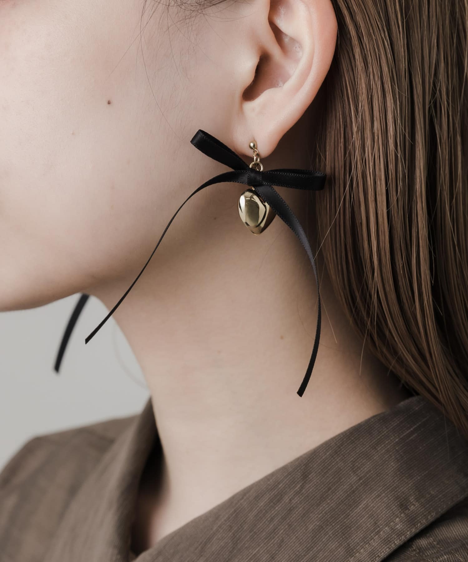 サテンリボンハートピアス GLD/BLK -