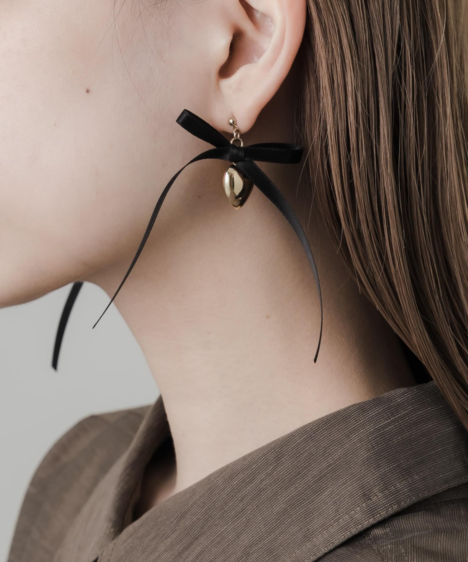 サテンリボンハートピアス GLD/BLK -