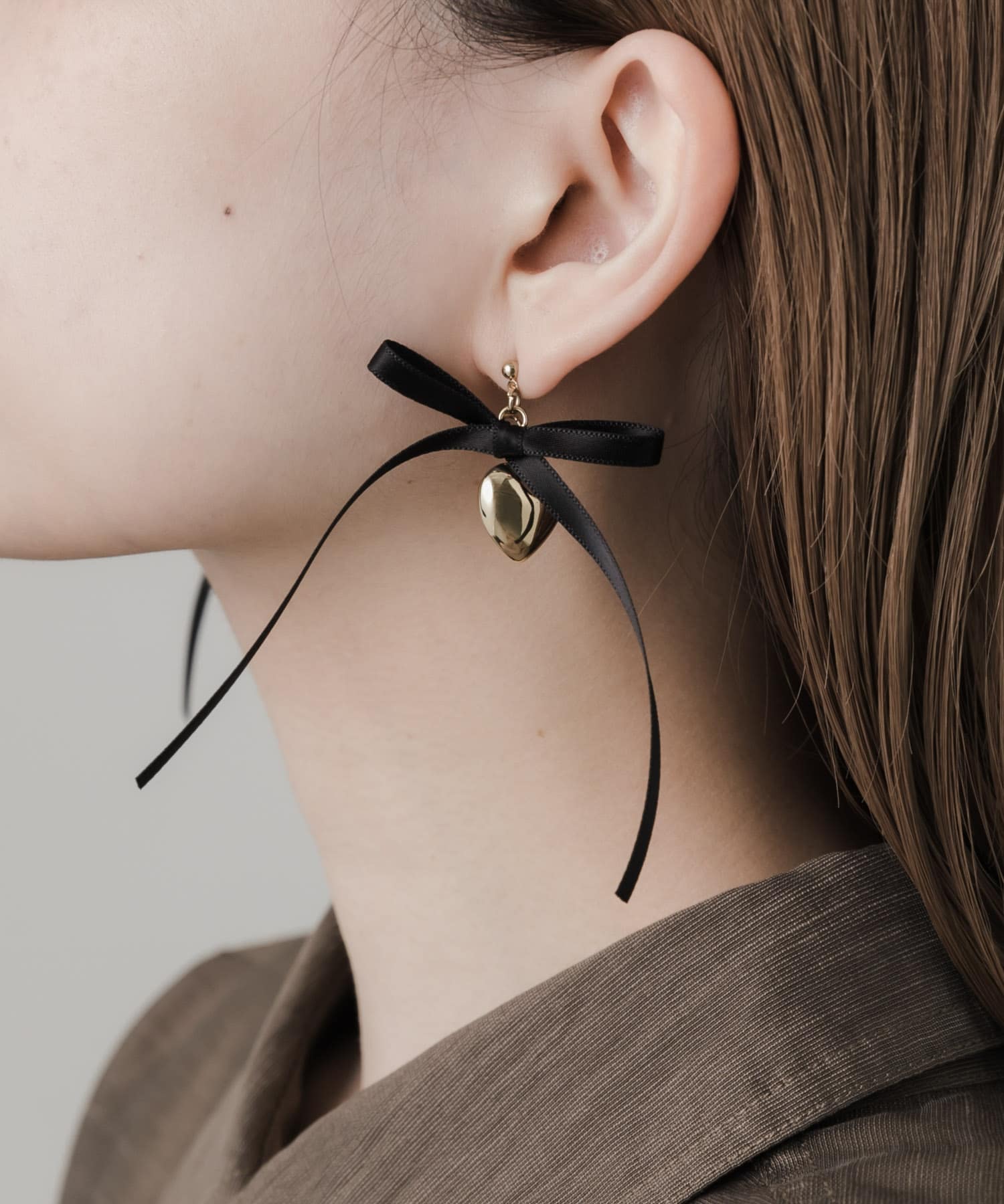 サテンリボンハートピアス GLD/BLK -