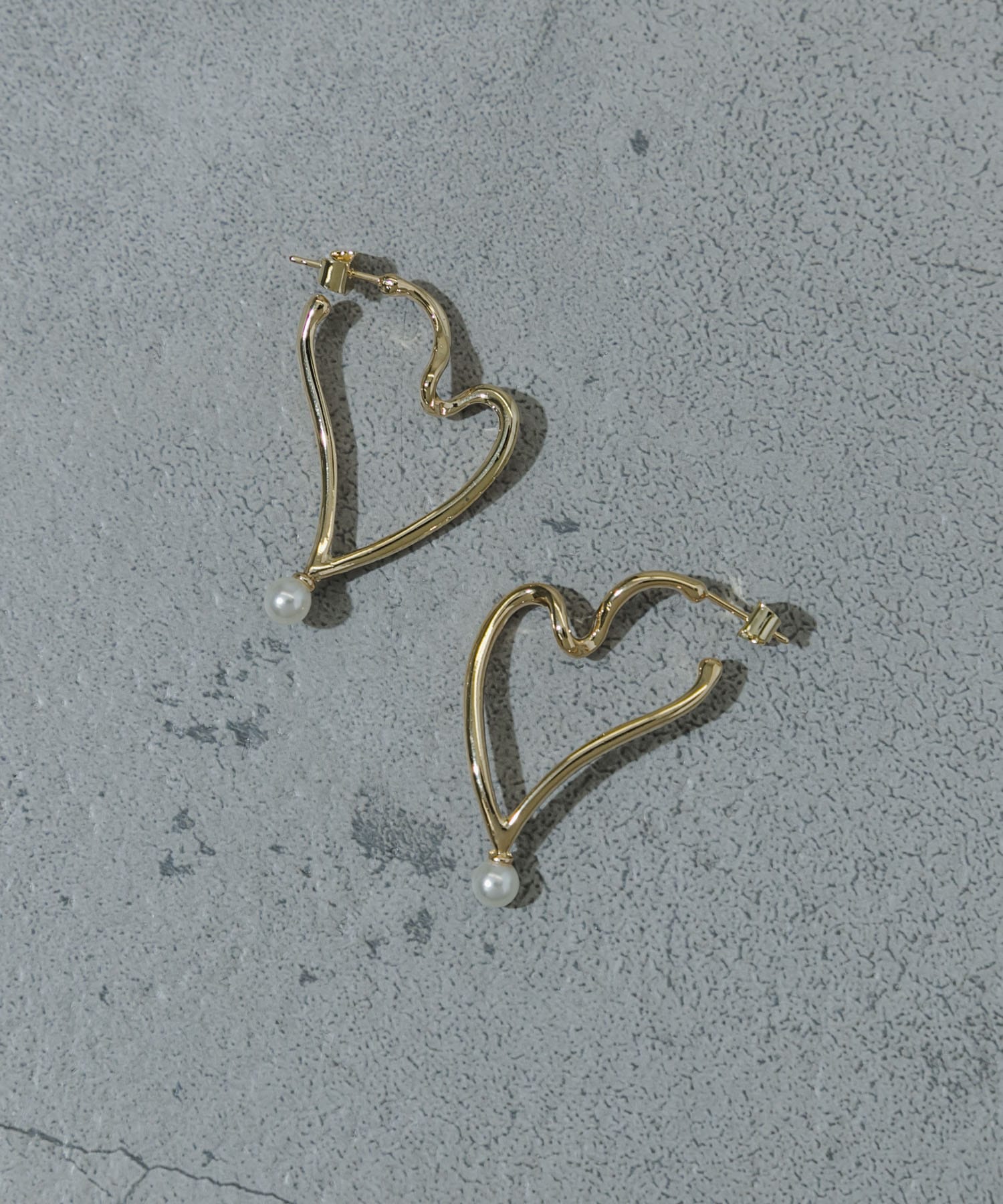 メタルハートモチーフトップパールピアス GLD -