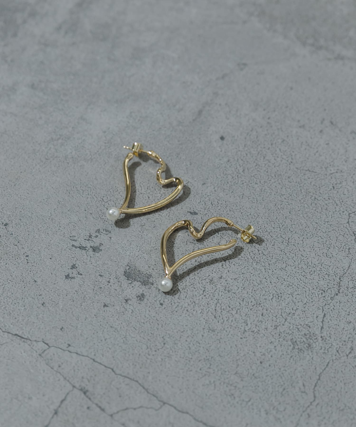 メタルハートモチーフトップパールピアス GLD -