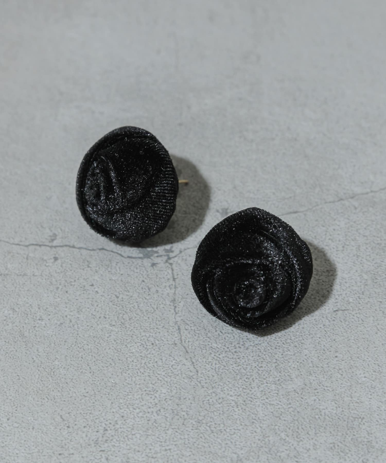 ベロアローズピアス BLK -