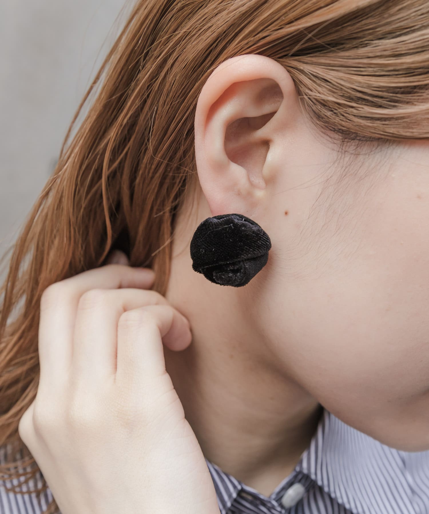 ベロアローズピアス BLK -