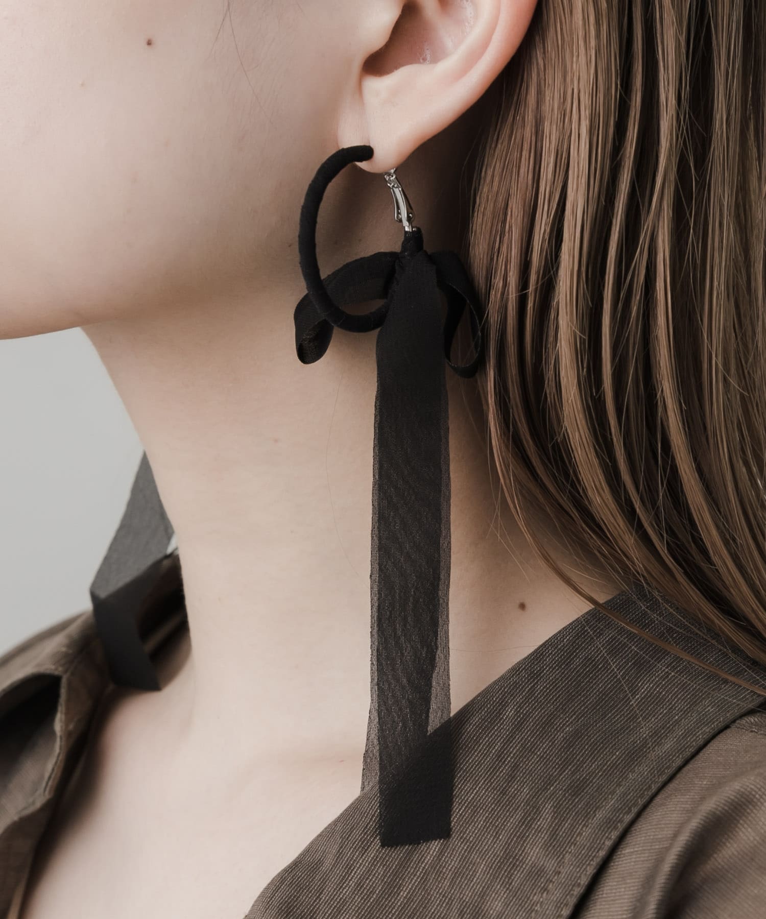 シアーリボンフープピアス BLK -
