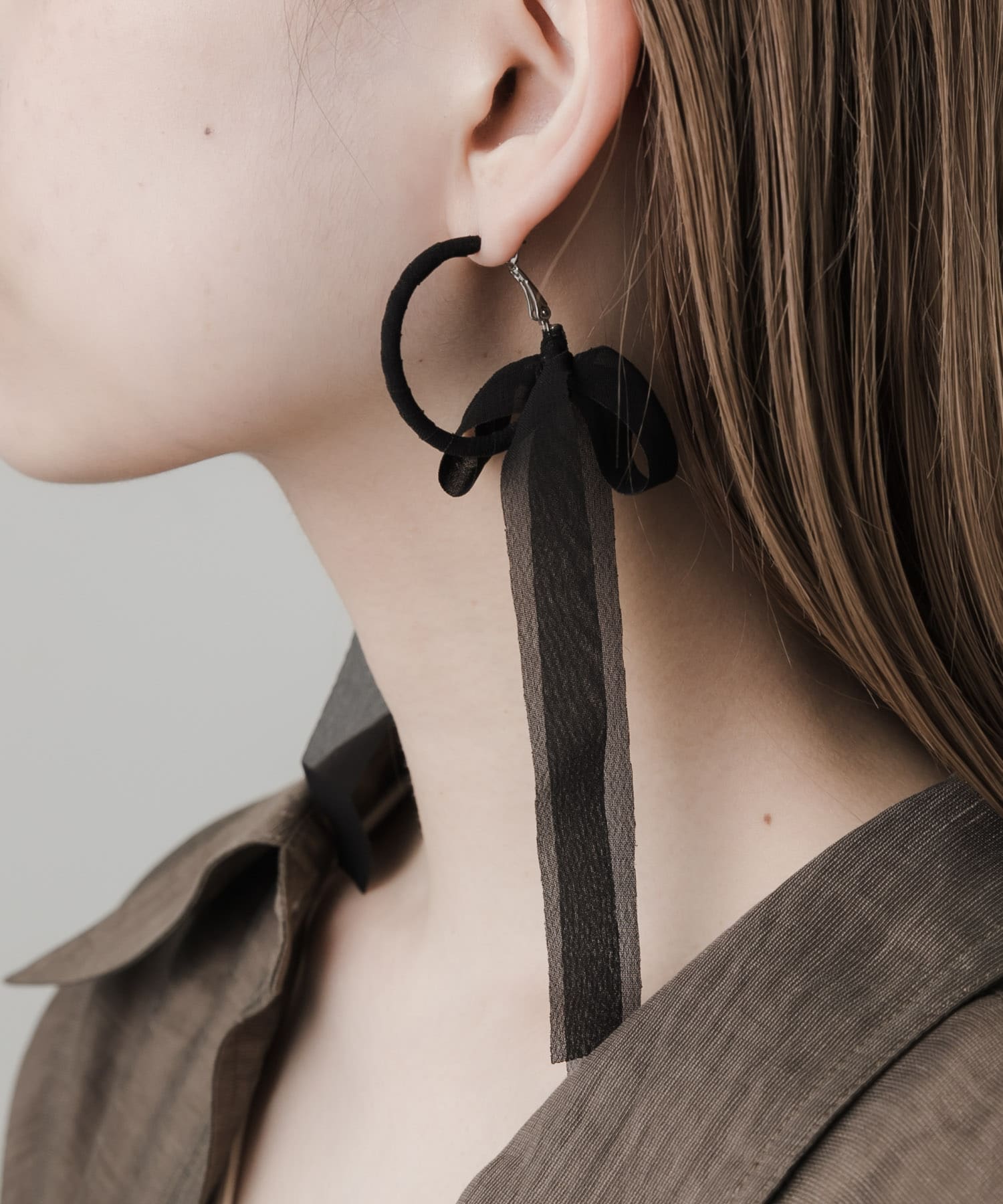 シアーリボンフープピアス BLK -