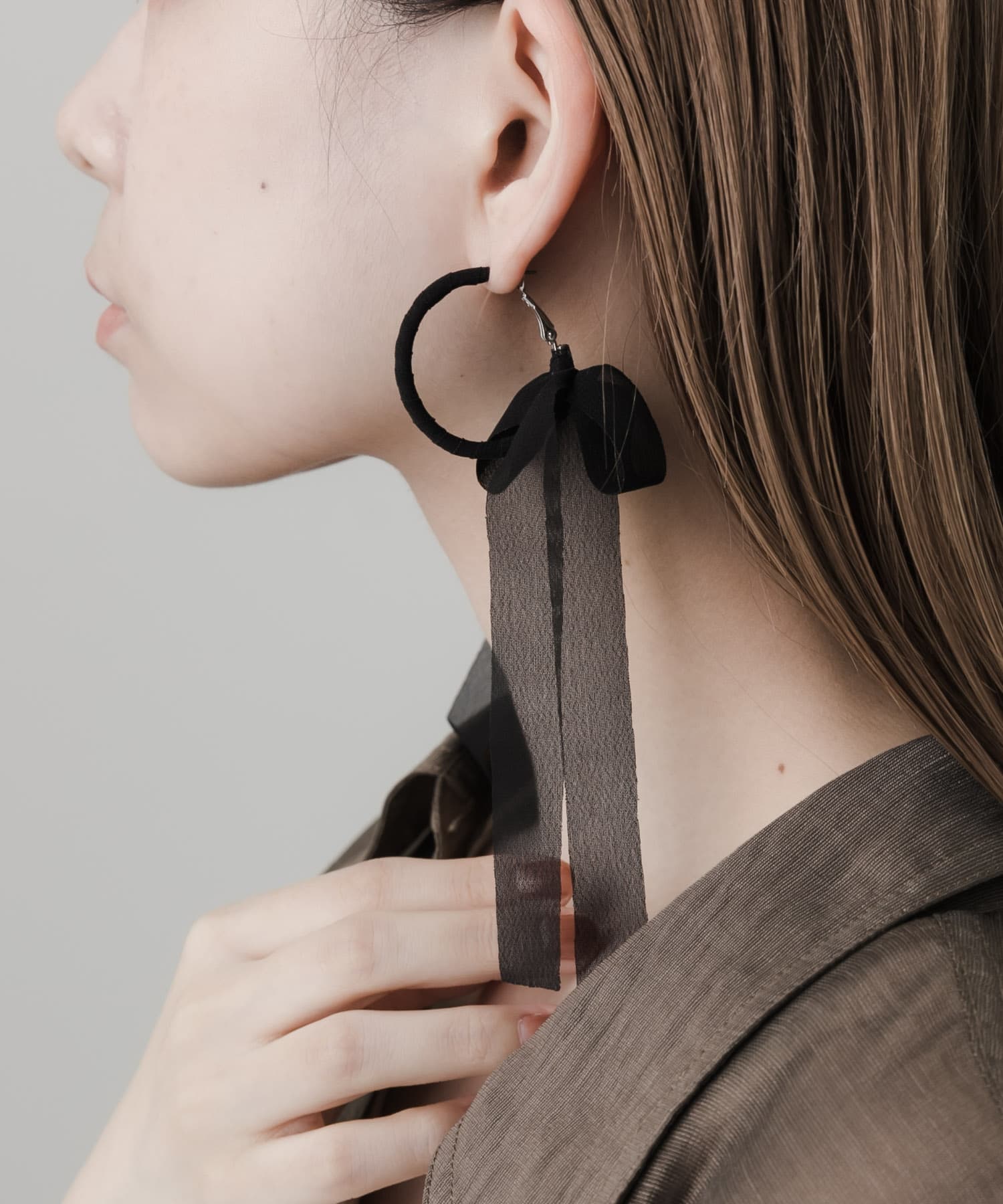 シアーリボンフープピアス BLK -