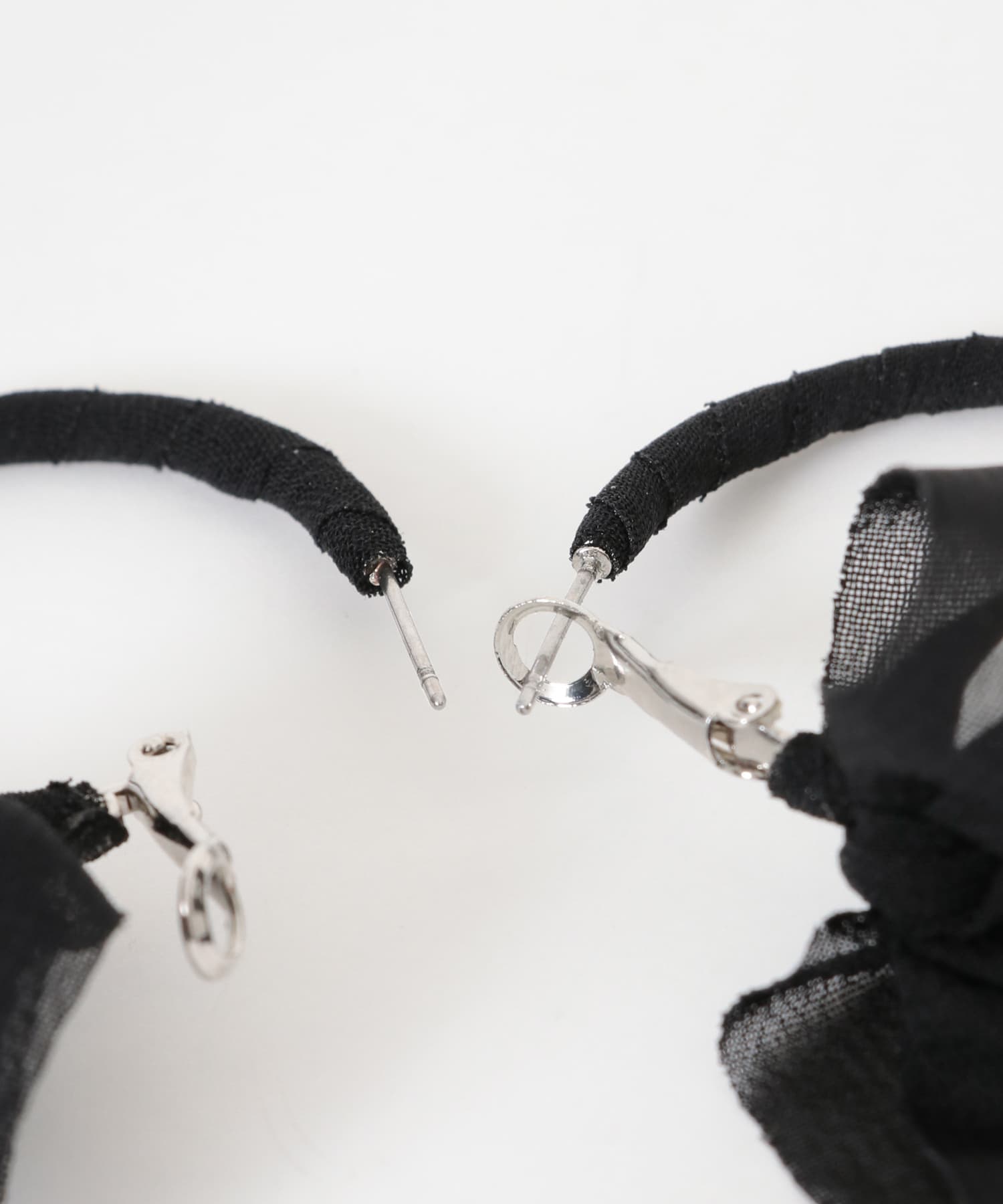 シアーリボンフープピアス BLK -