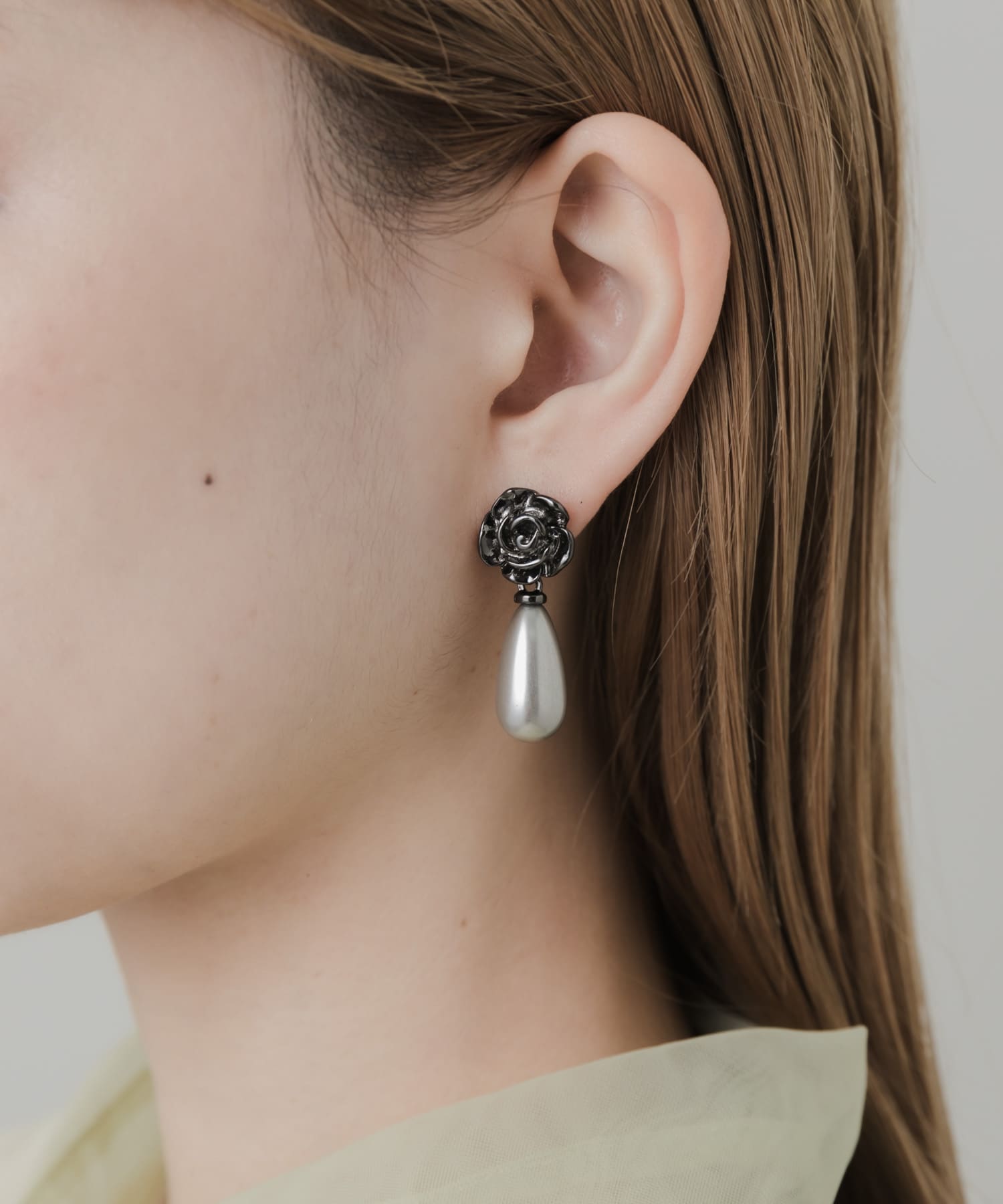 フラワードロップパールピアス BLK/GRY -