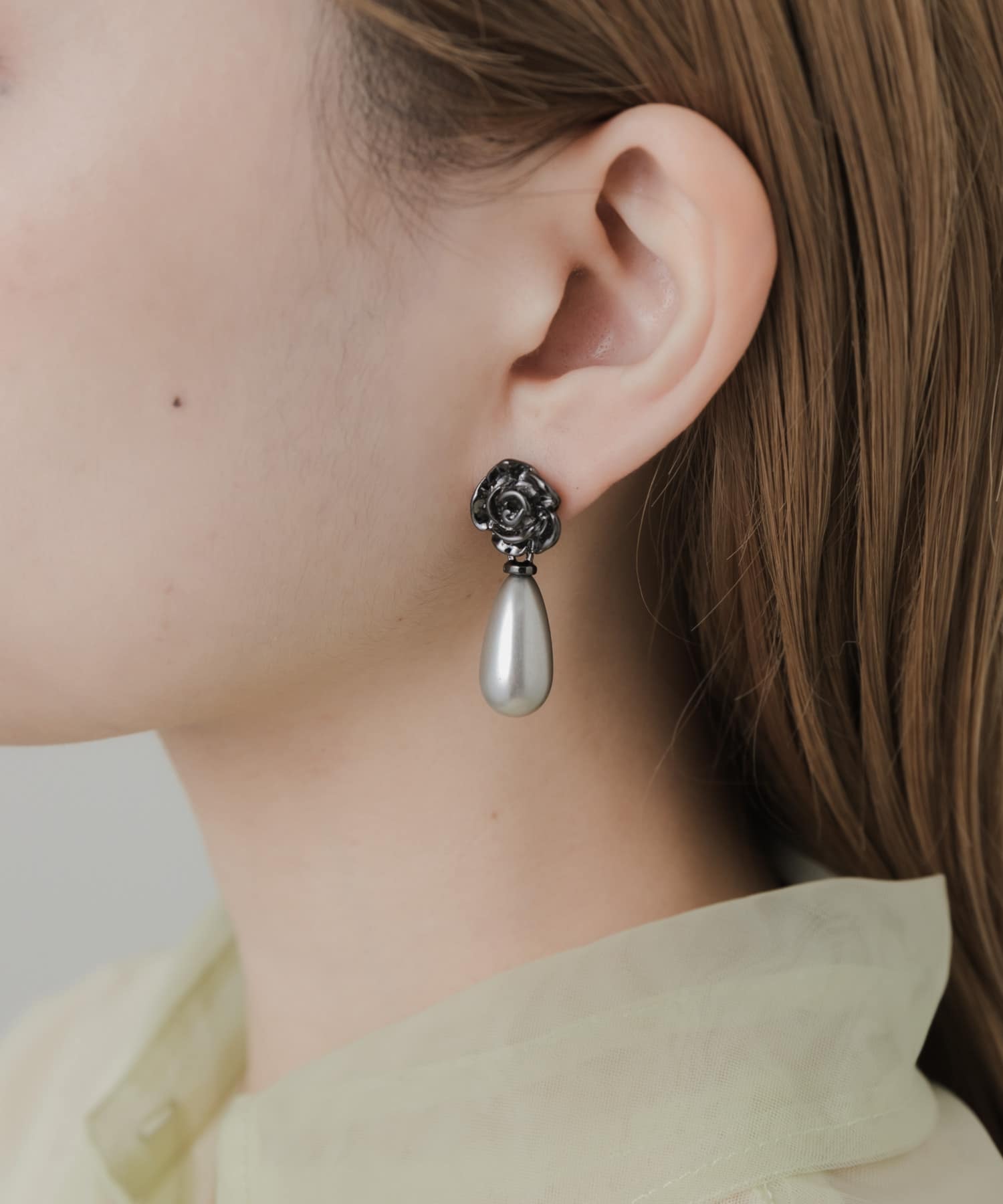 フラワードロップパールピアス BLK/GRY -