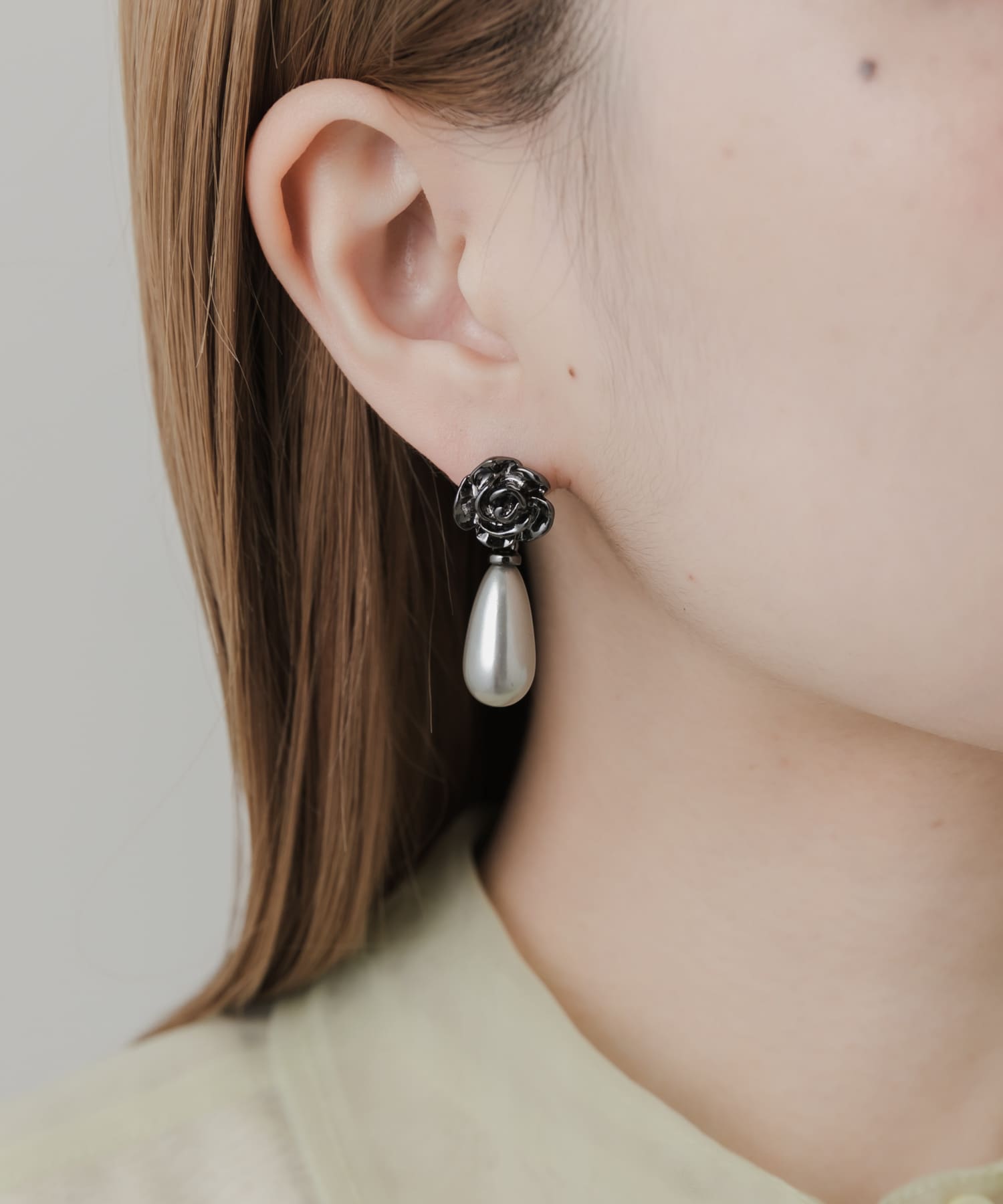 フラワードロップパールピアス BLK/GRY -
