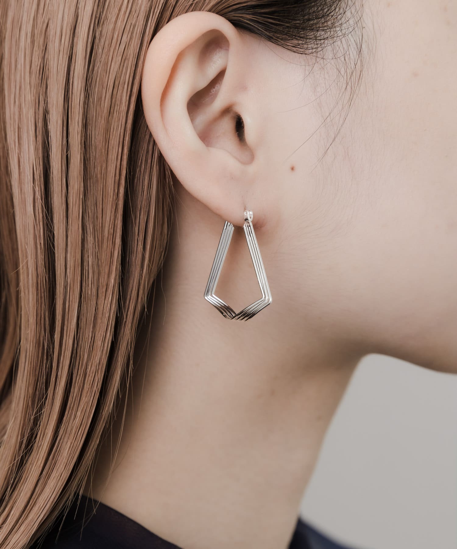 ニュアンストライアングルピアス SLV -