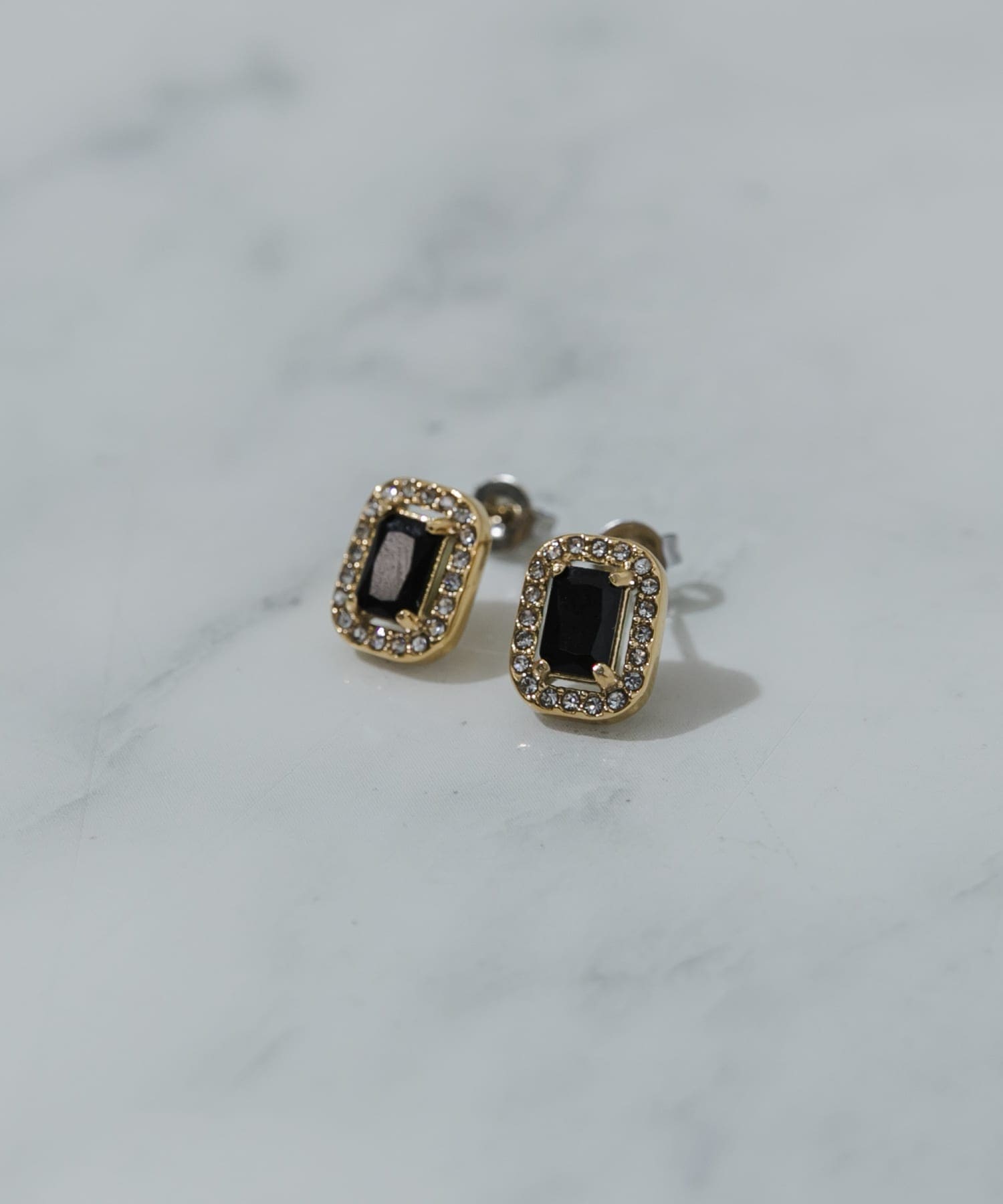 ステンレスビジューミニピアス GLD/BLK -