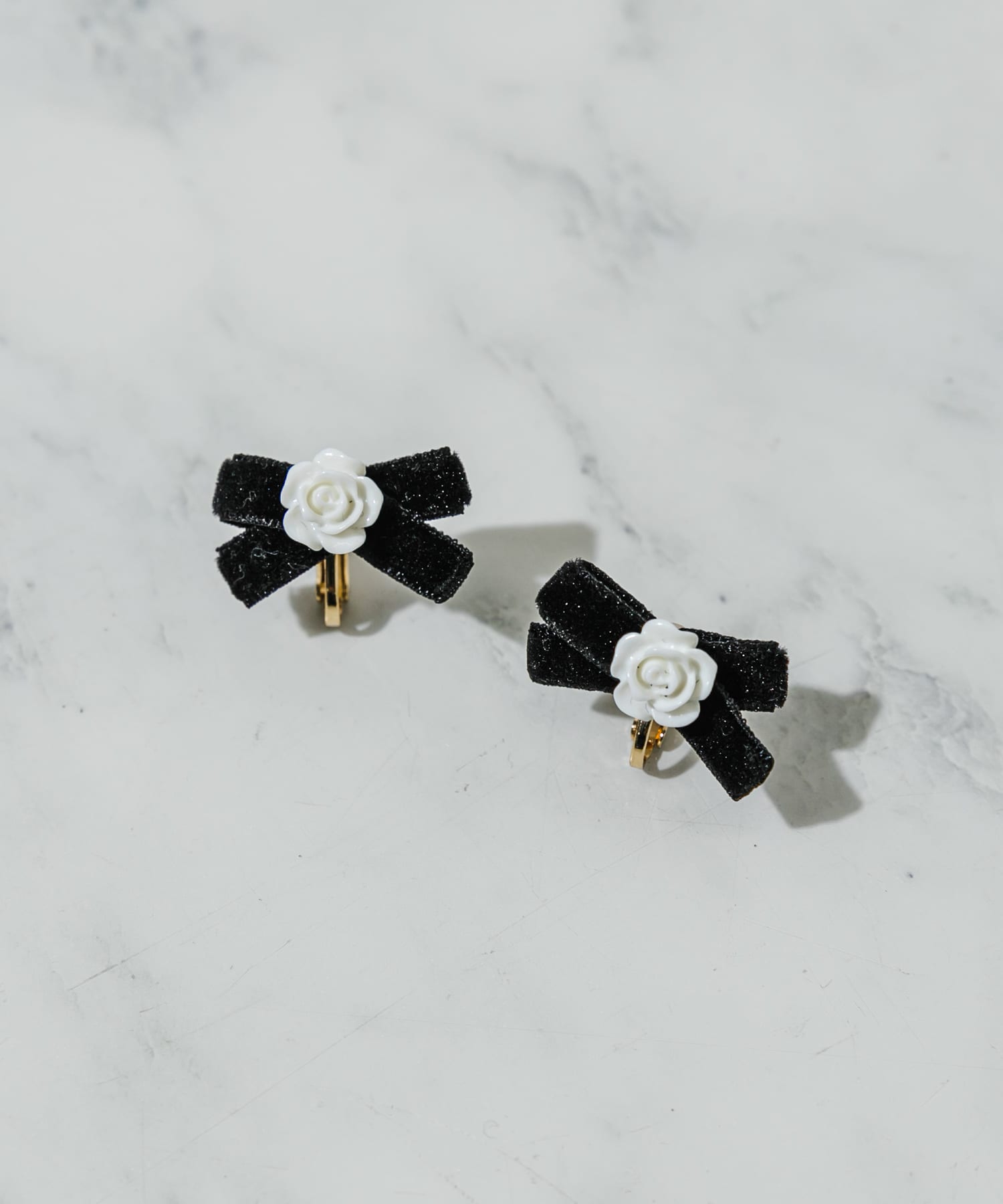 ローズリボンイヤリング BLK -