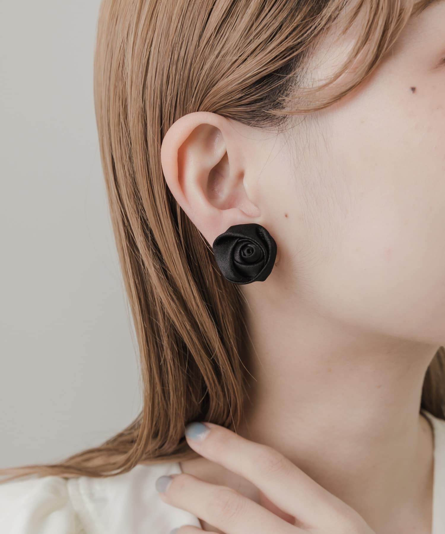 サテンローズイヤリング BLK -