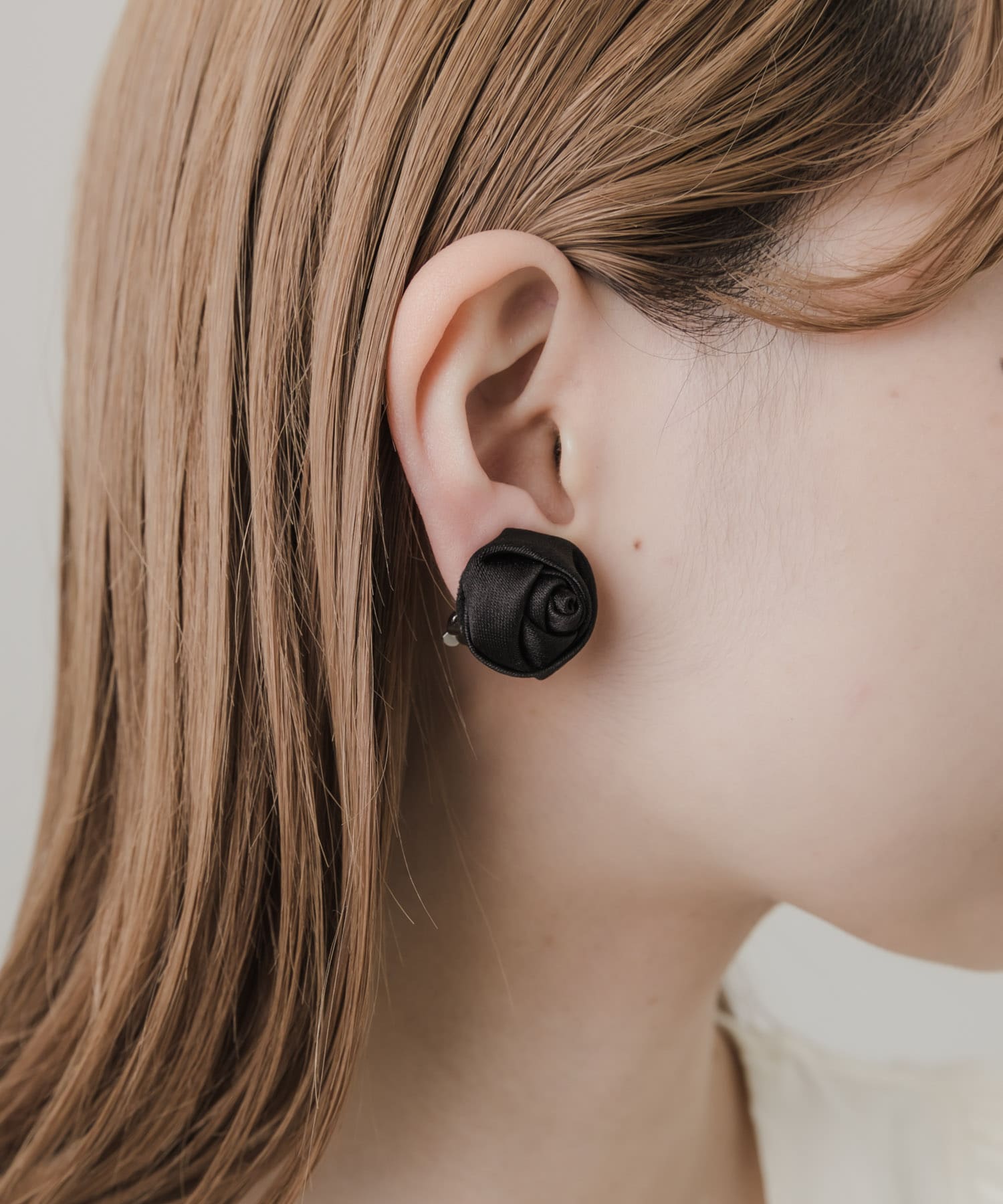 サテンローズイヤリング BLK -