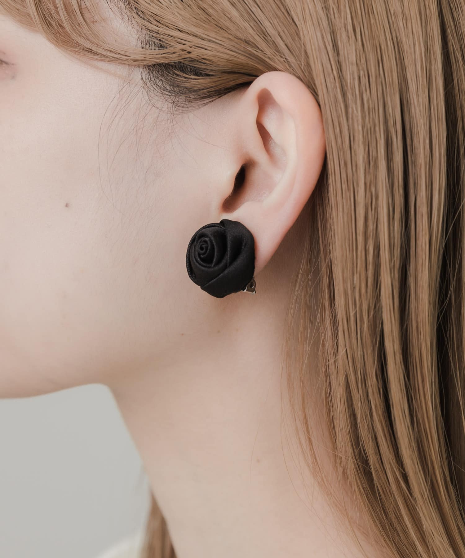 サテンローズイヤリング BLK -