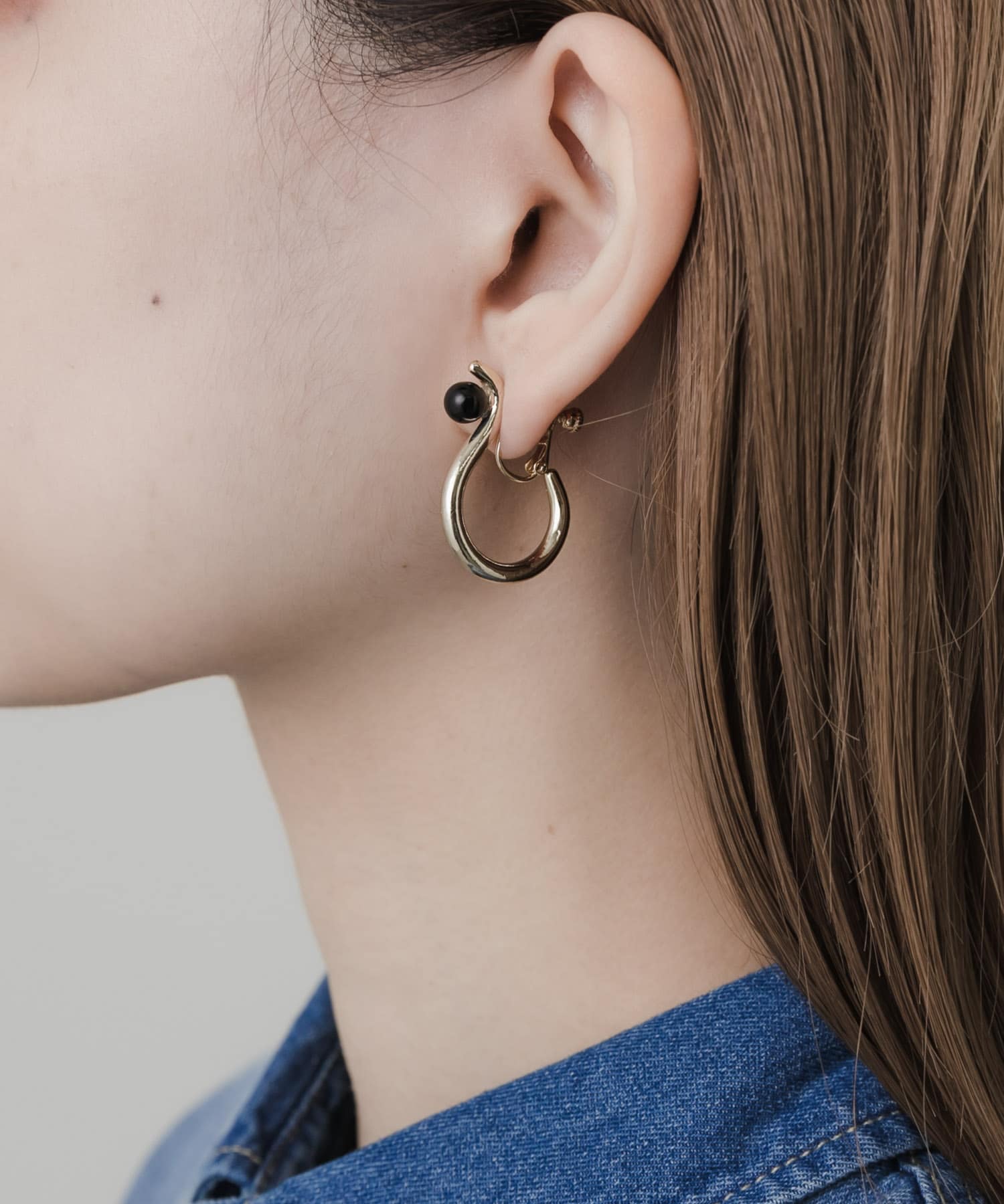 アクリルパールイヤリング GLD/BLK -