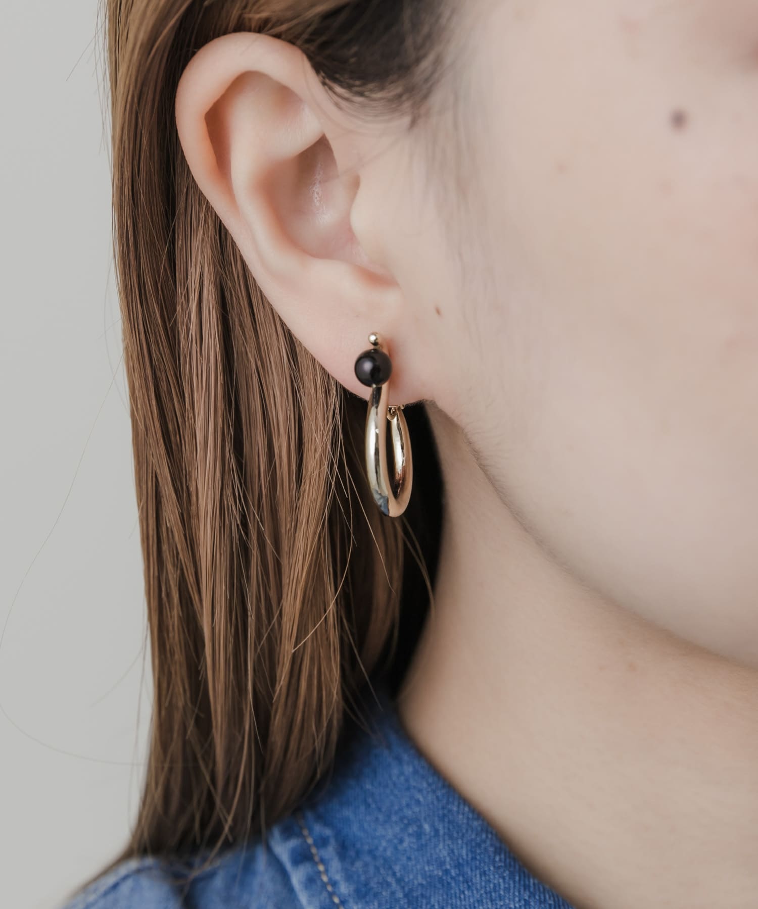 アクリルパールイヤリング GLD/BLK -