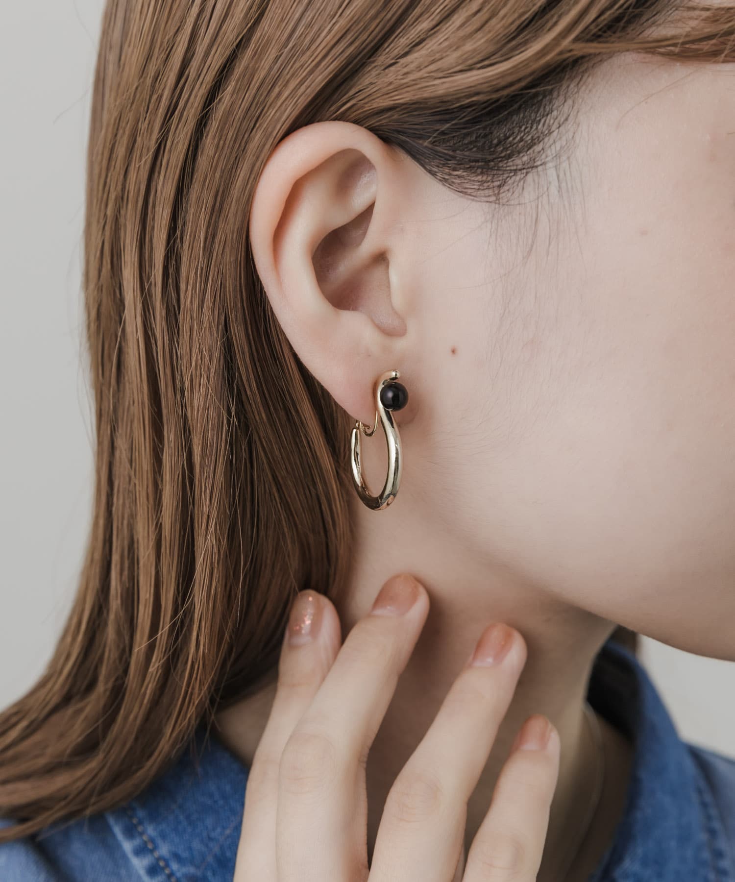 アクリルパールイヤリング GLD/BLK -