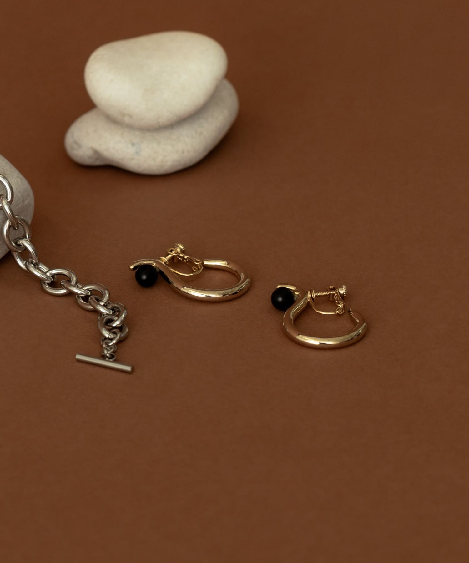 アクリルパールイヤリング GLD/BLK -