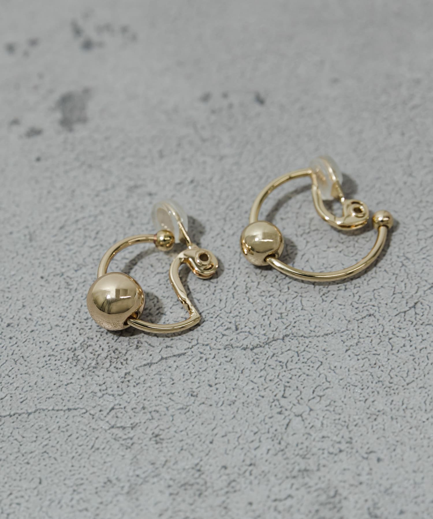 アシンメトリーメタルボールイヤリング GLD -