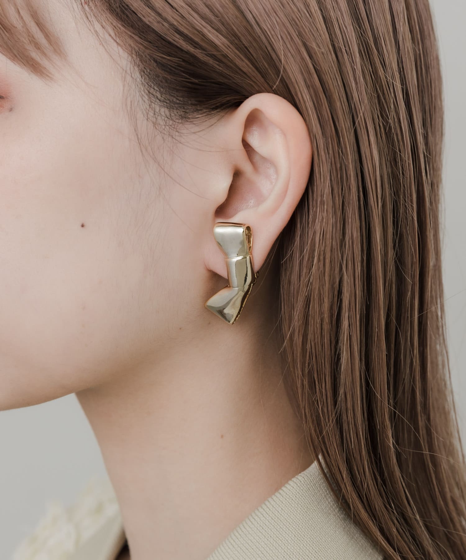 メタルリボンモチーフイヤリング GLD -