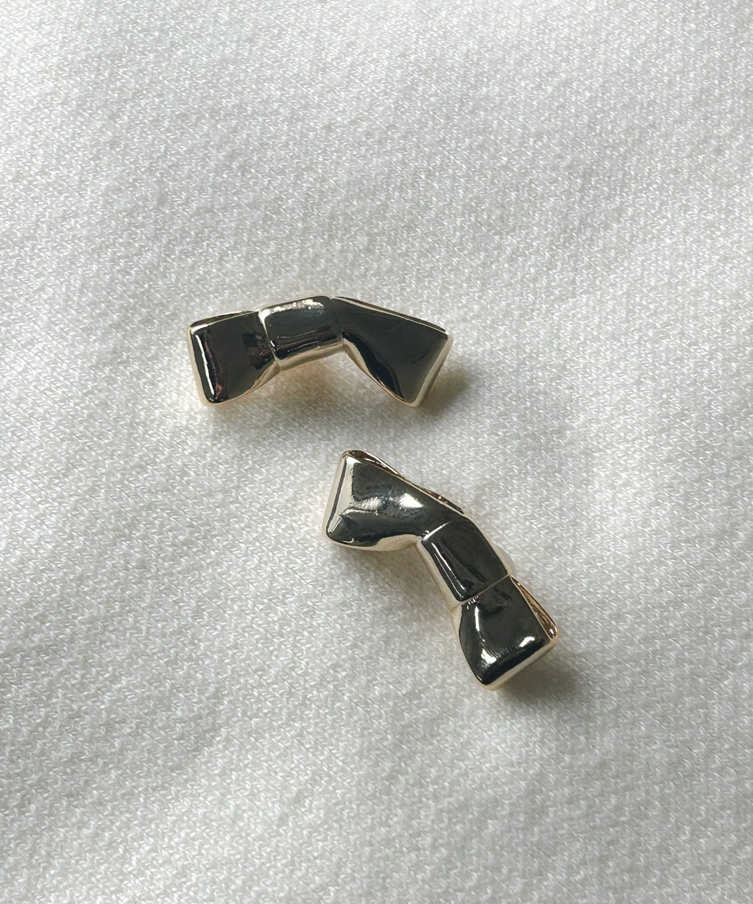 メタルリボンモチーフイヤリング GLD -