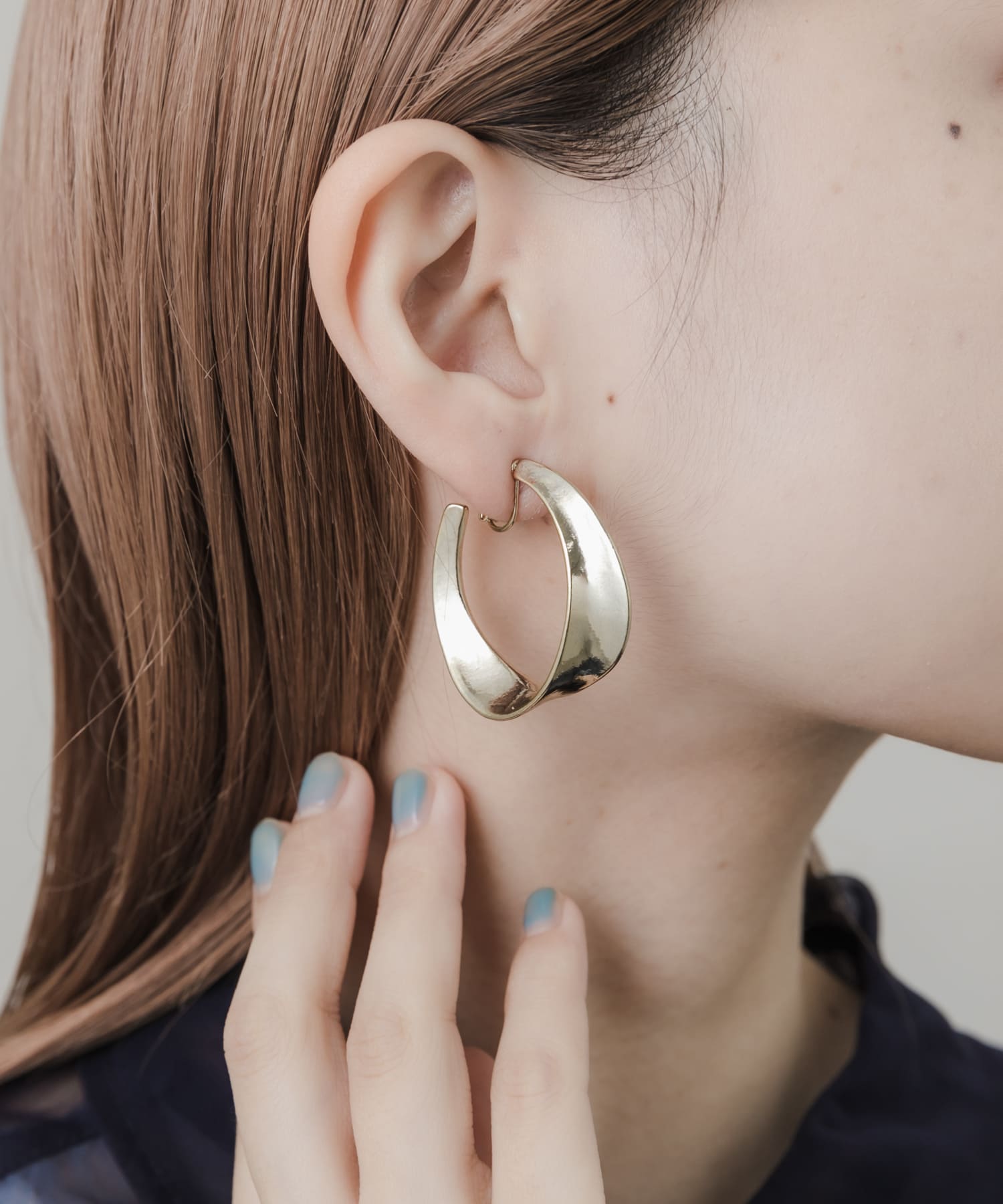 メタルビッグニュアンスフープイヤリング(- GLD): アクセサリー｜URBAN