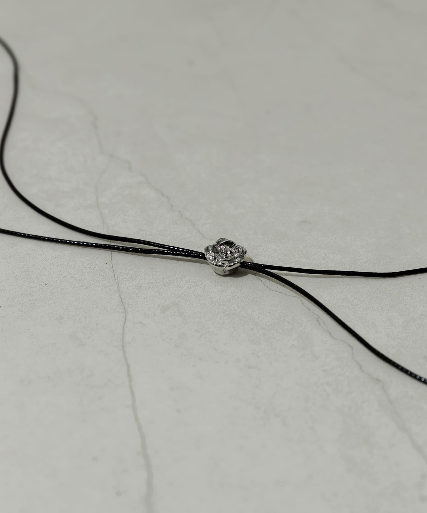 メタルローズループタイネックレス SLV/BLK -