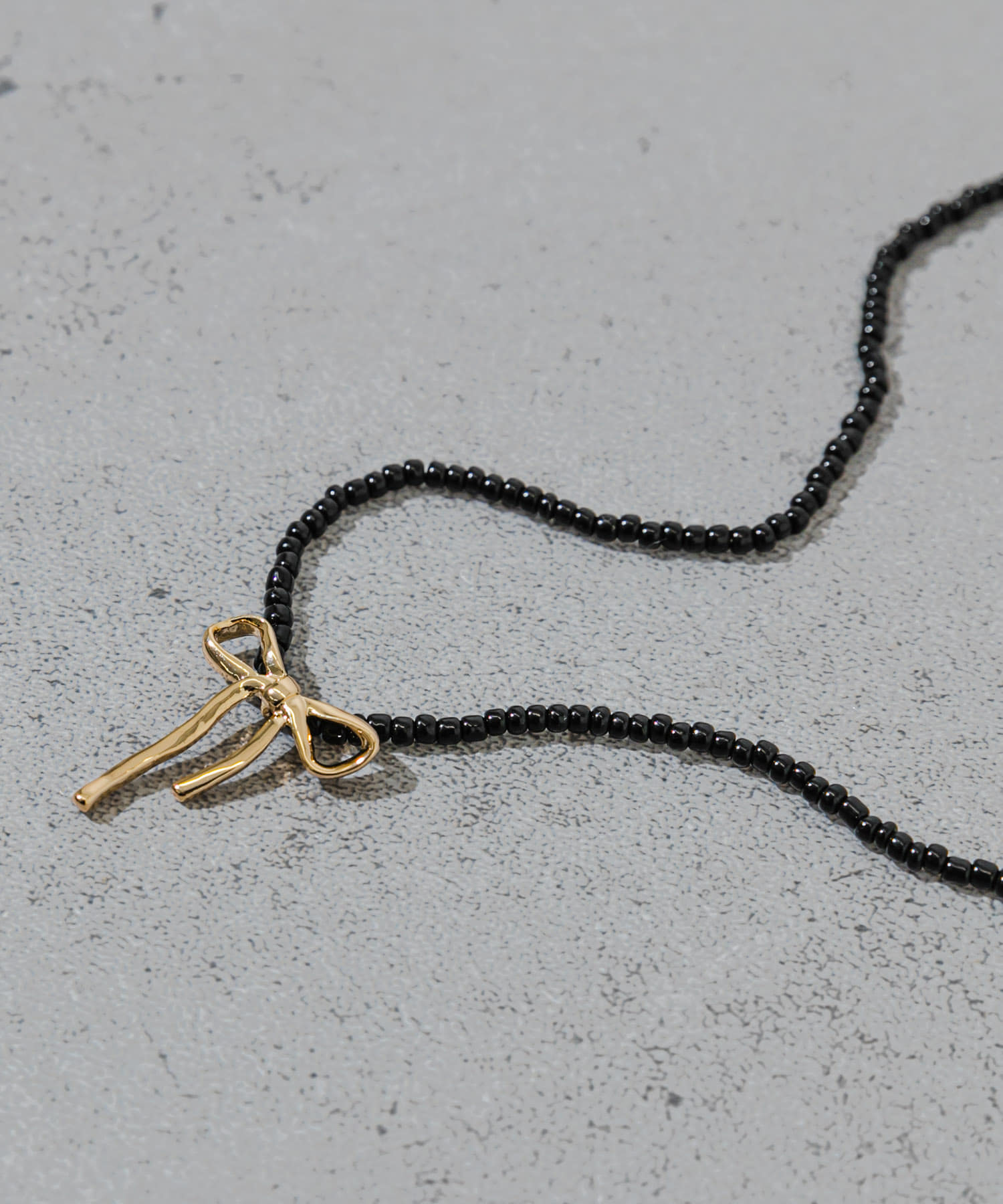 ビーズメタルリボントップネックレス BLK/GLD -