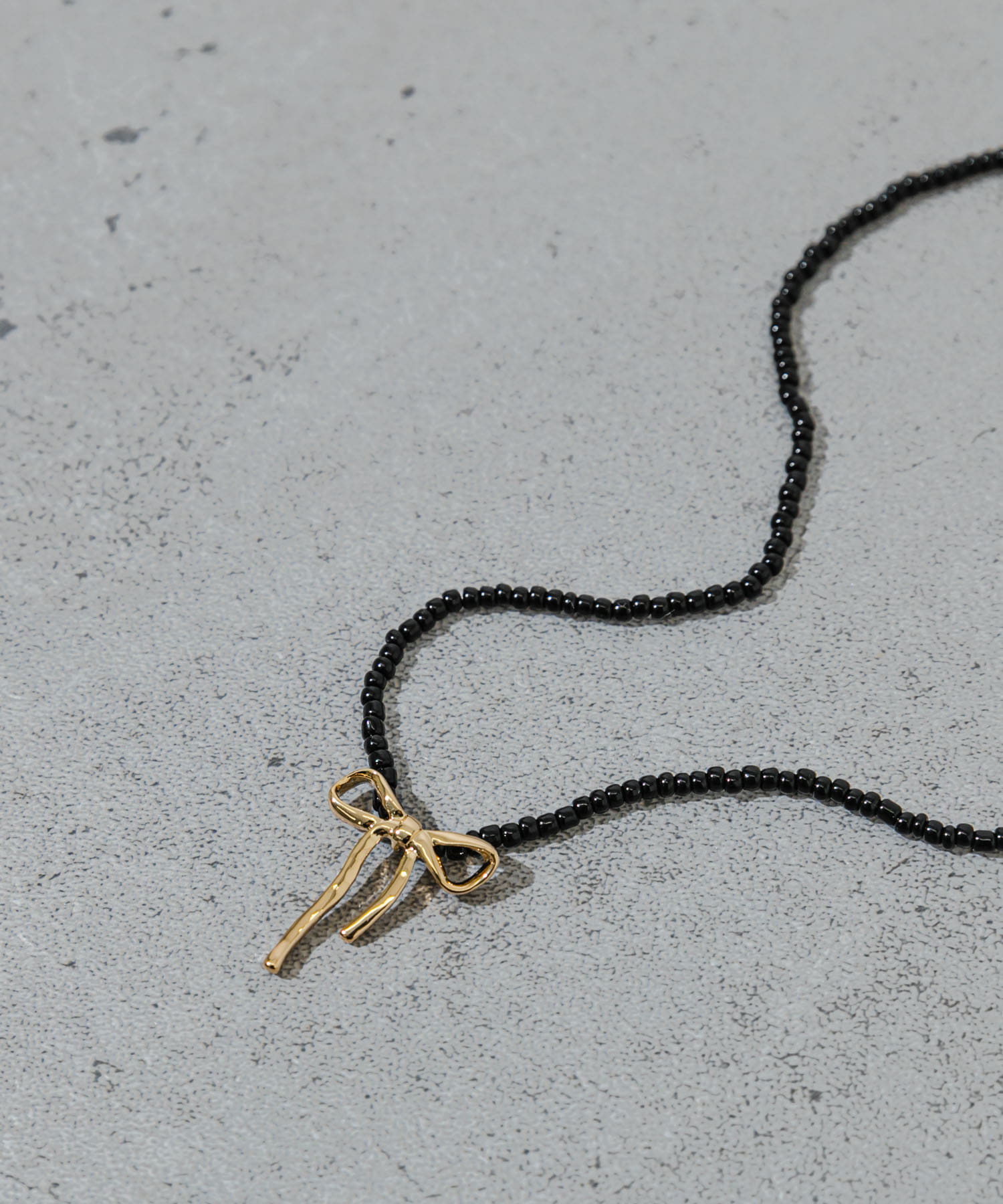 ビーズメタルリボントップネックレス BLK/GLD -
