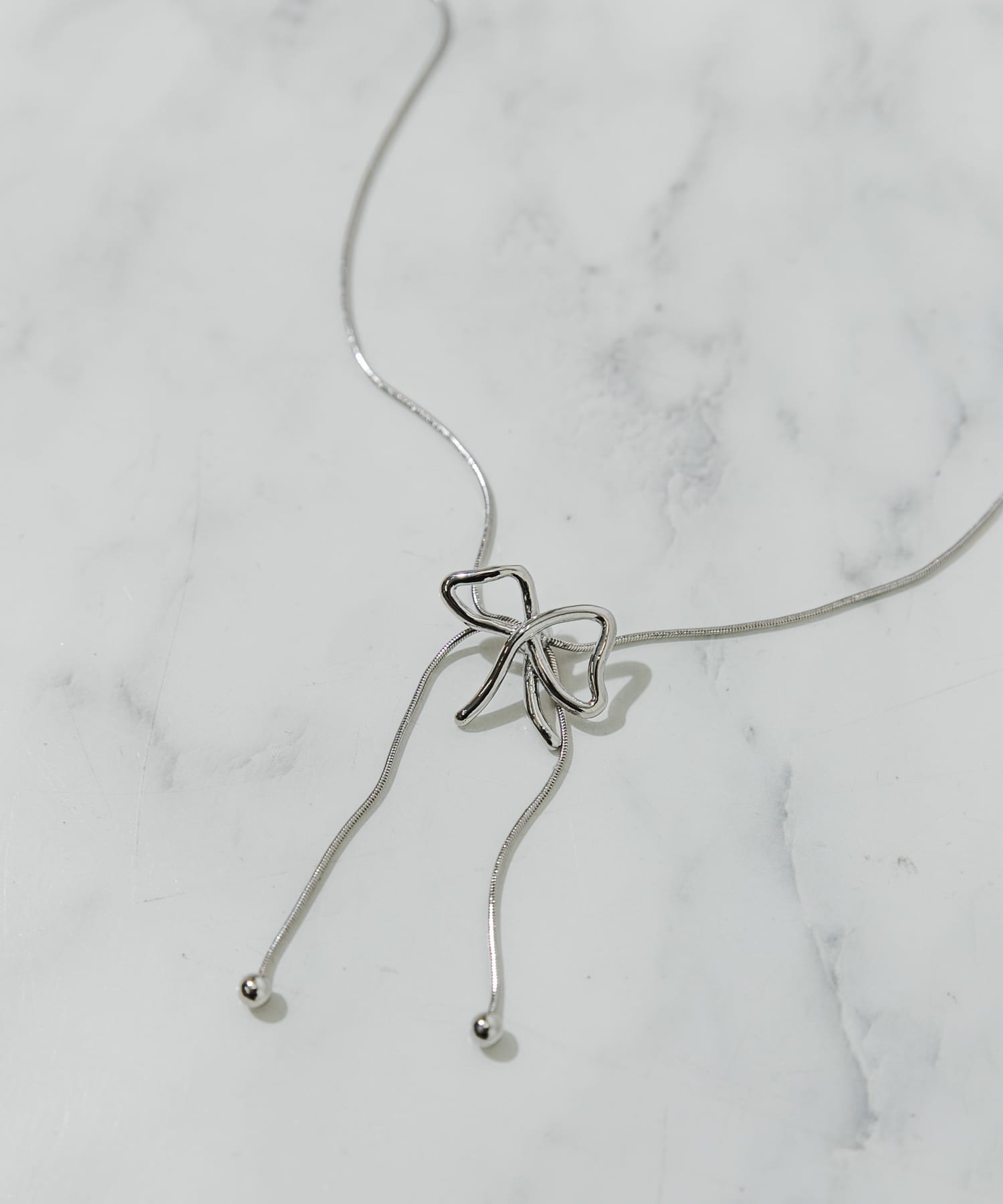 メタルニュアンスリボンループタイネックレス