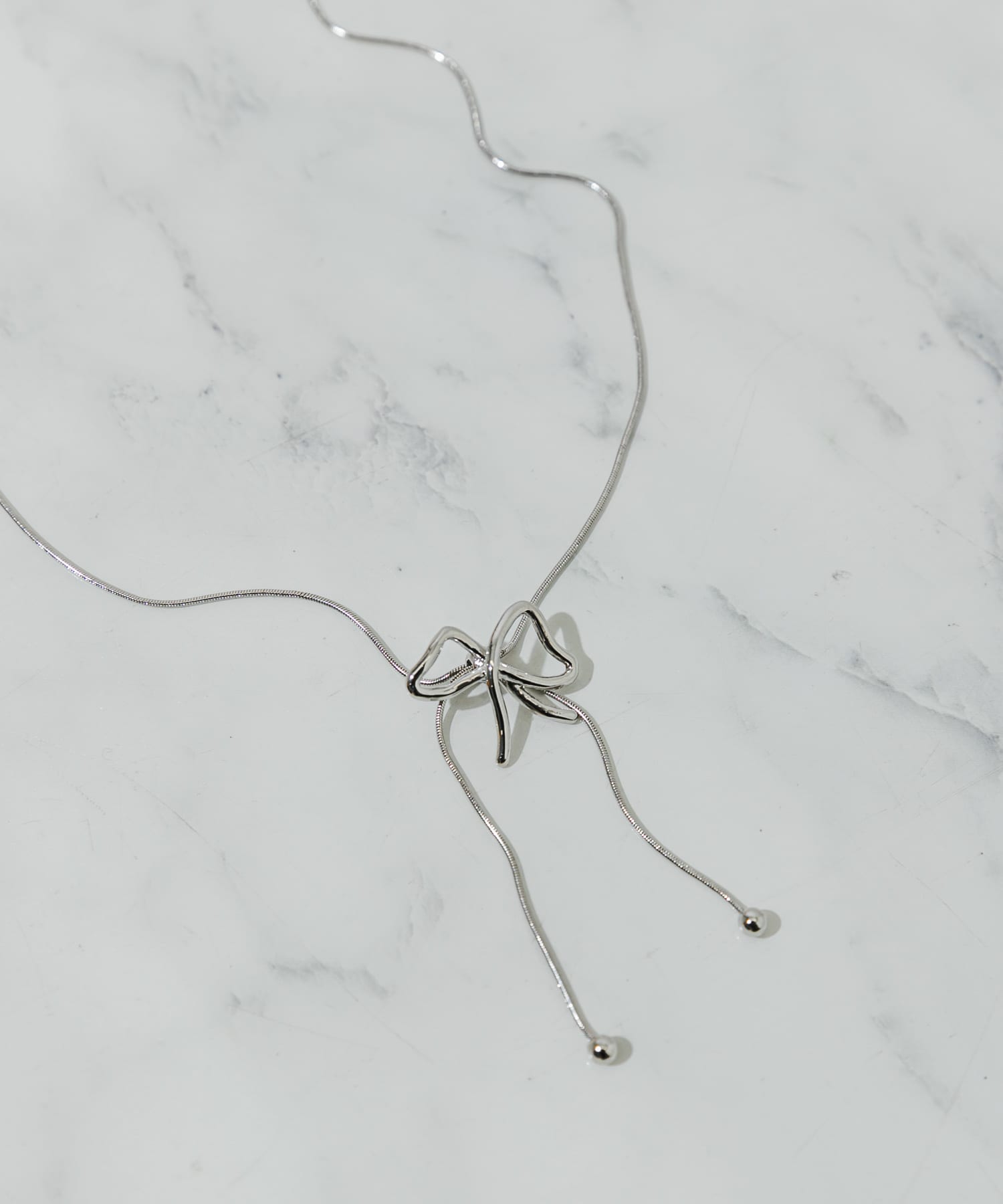 メタルニュアンスリボンループタイネックレス SLV -