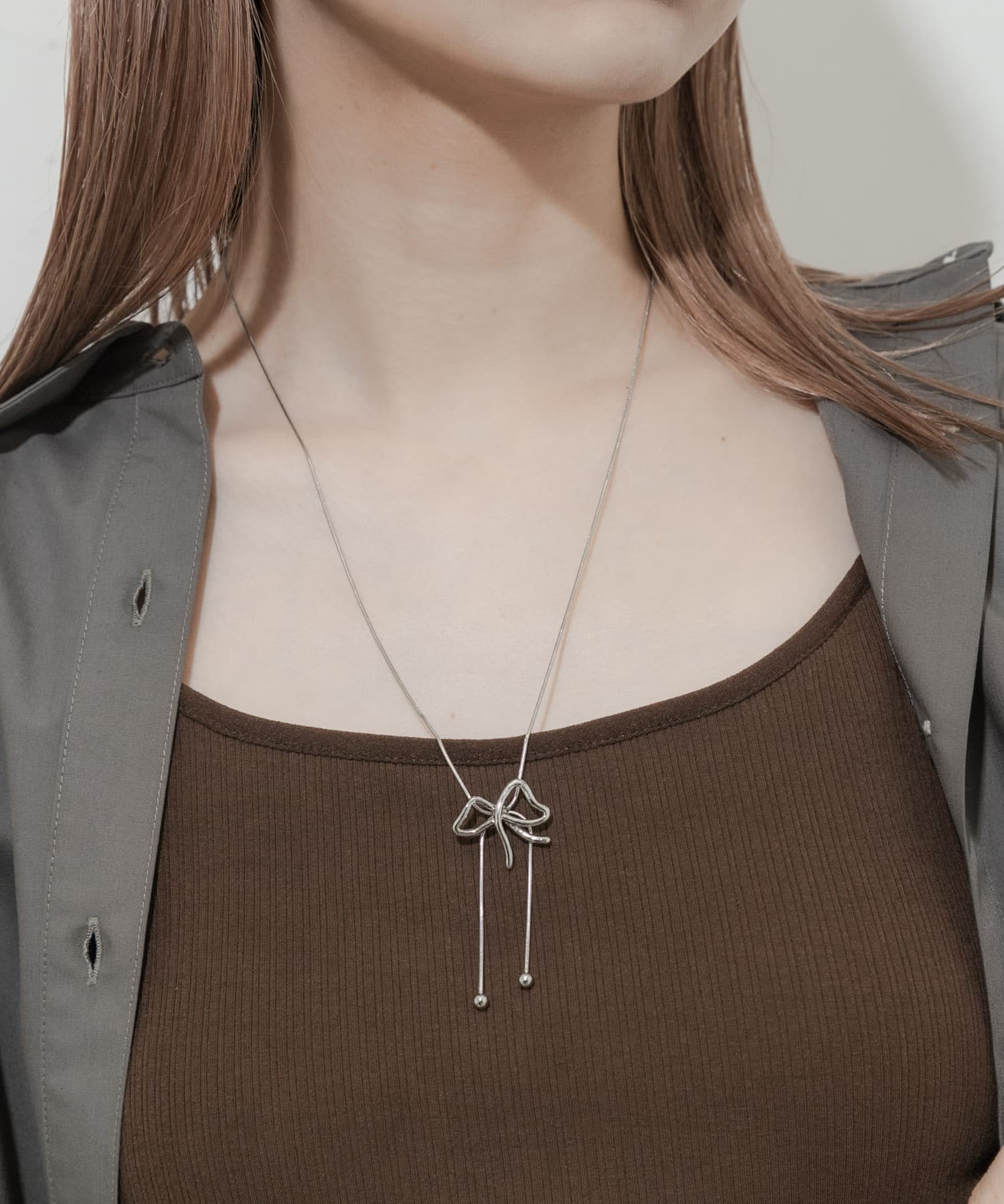 メタルニュアンスリボンループタイネックレス SLV -