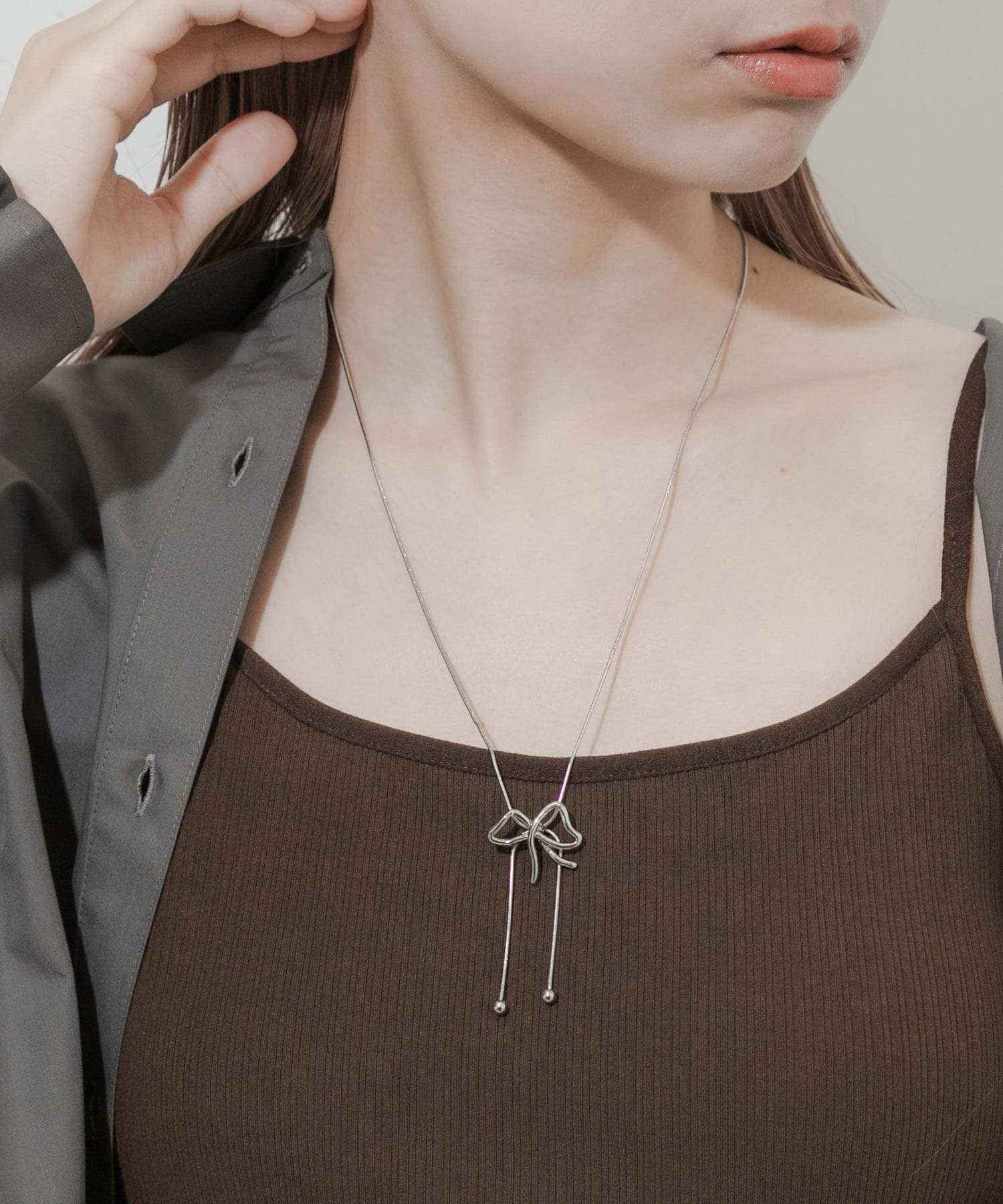 メタルニュアンスリボンループタイネックレス SLV -