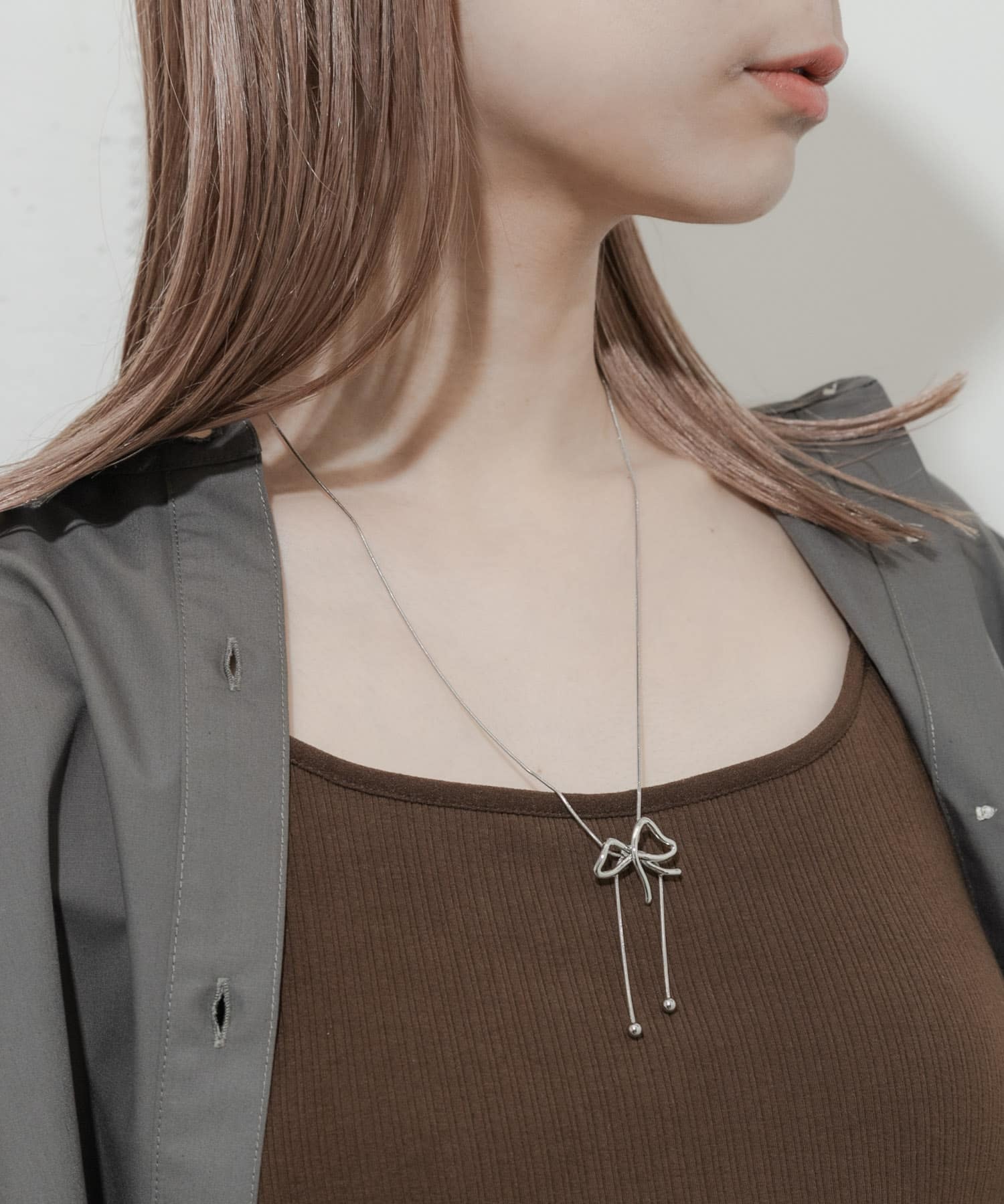 メタルニュアンスリボンループタイネックレス SLV -