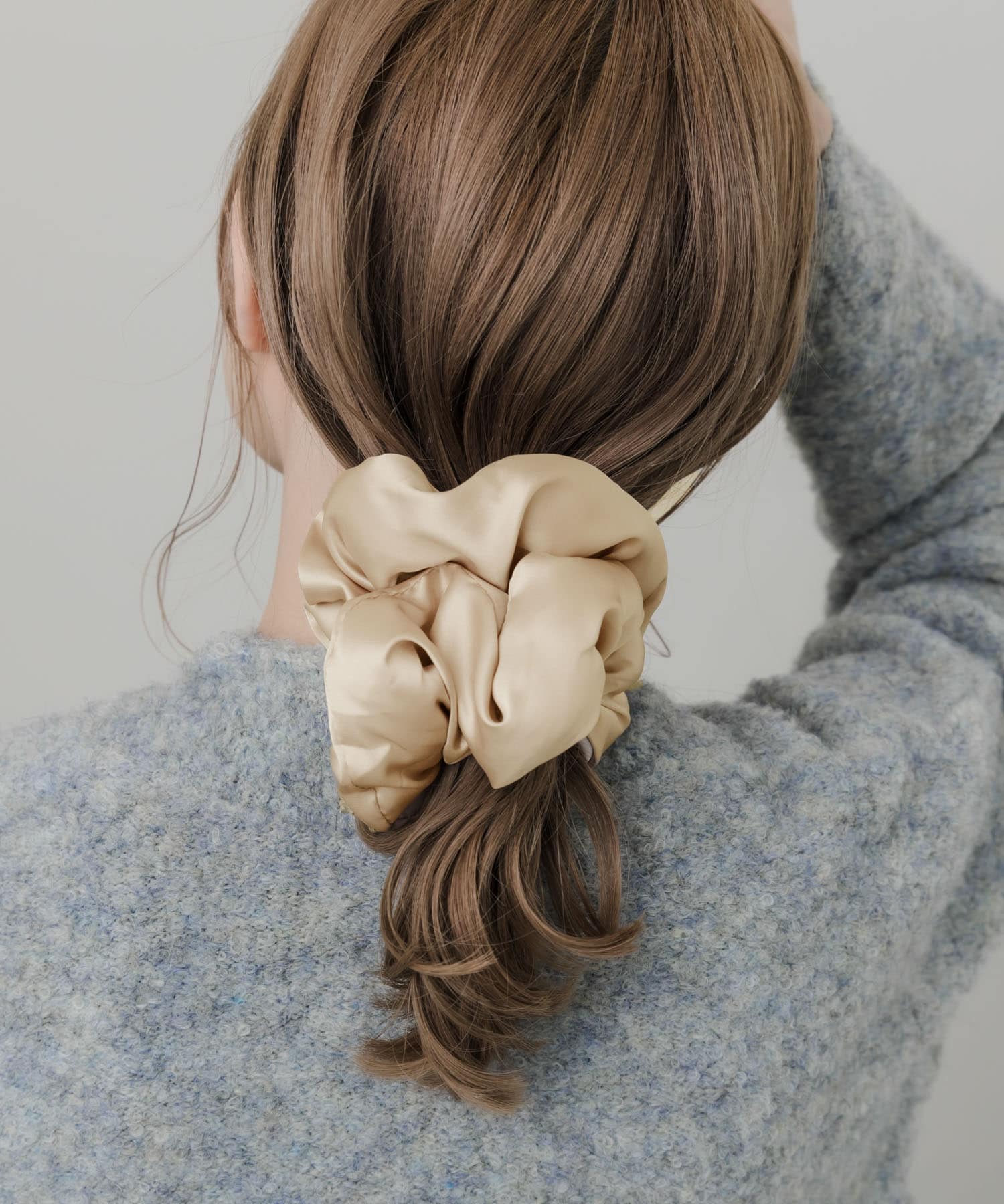 acca☆新品未使用☆ブラウン ビジューサテン ヘアバンド シュシュ サテン ゴールド ライン ヘアゴム ヘアポニー