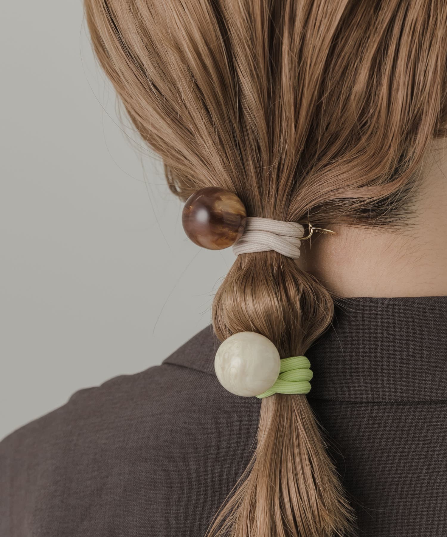 カラフルボール2セットヘアポニー(- BR/GR): アクセサリー｜URBAN