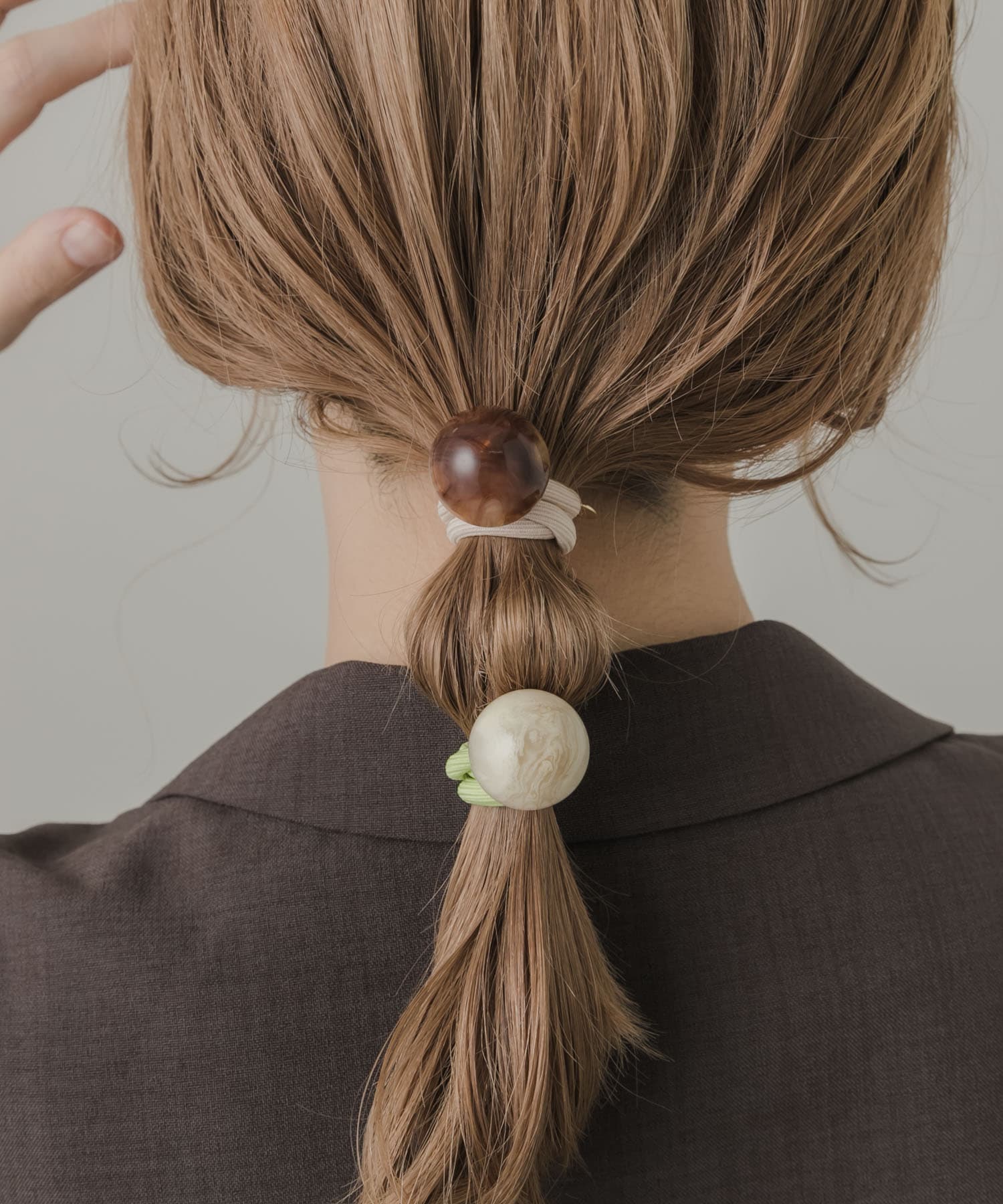 カラフルボール2セットヘアポニー(- BR/GR): アクセサリー｜URBAN