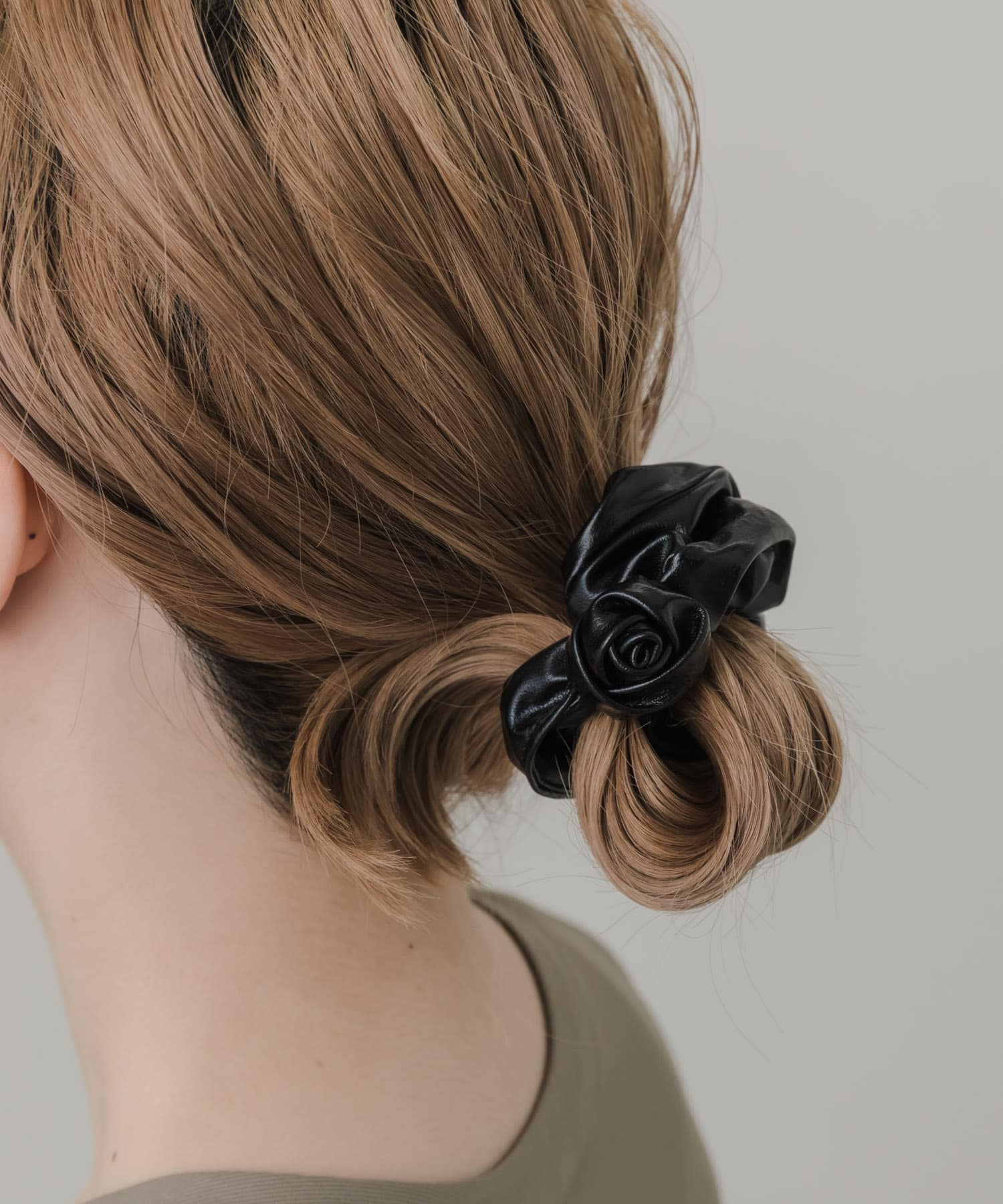 フェイクレザーローズシュシュ BLK -