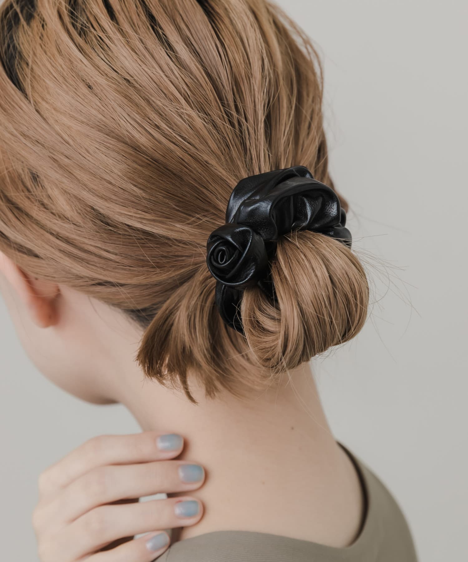 フェイクレザーローズシュシュ BLK -